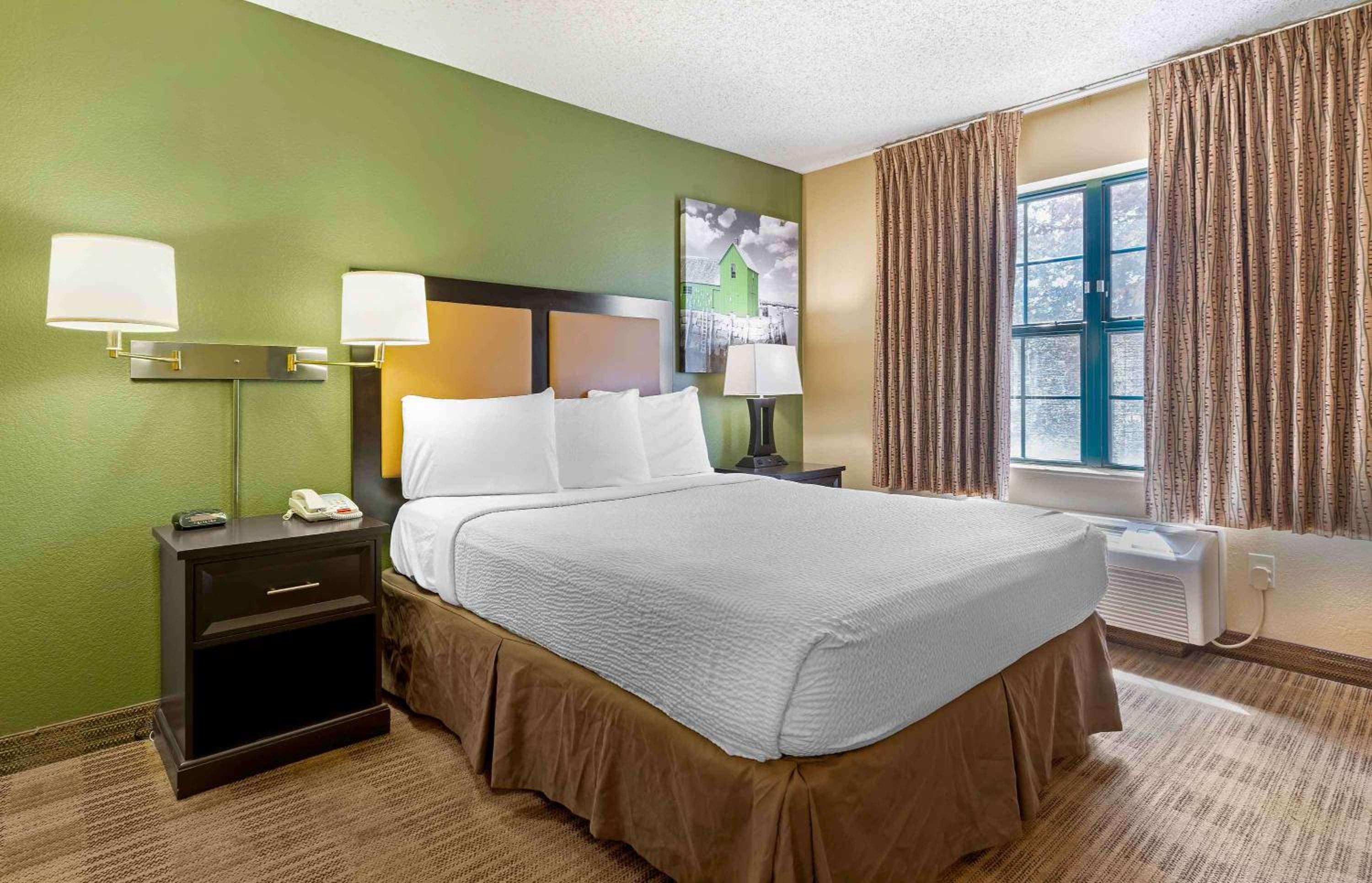 Queen studio with 1 Queen Bed - Disability Access/Non-Smoking - Photo 2