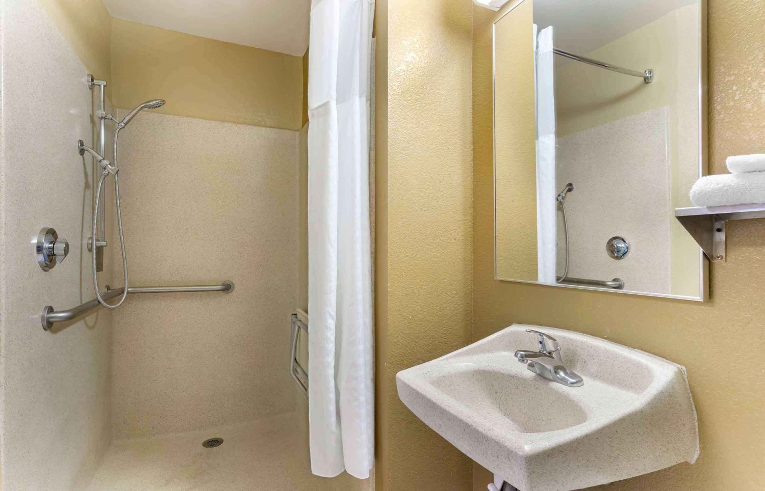 Queen studio with 1 Queen Bed - Disability Access/Non-Smoking - Photo 4