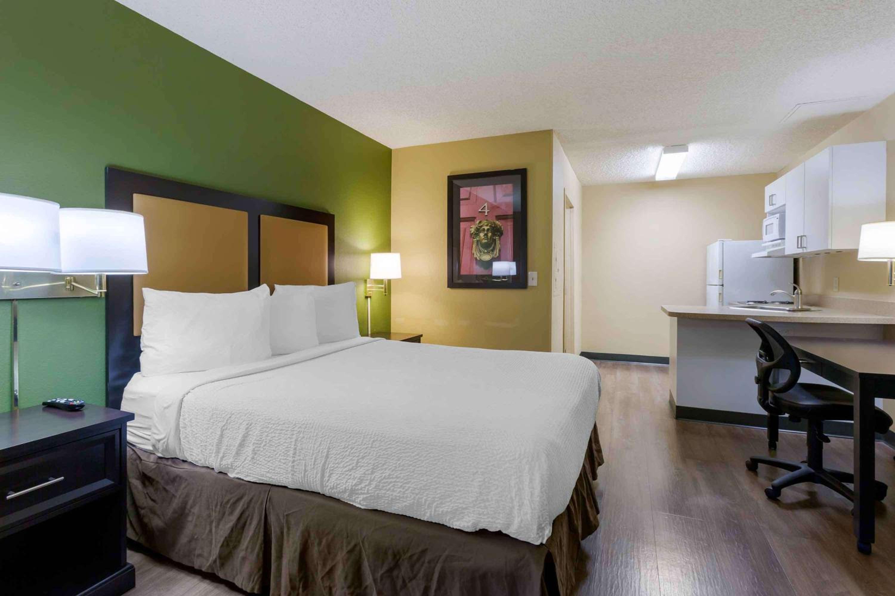 Studio with 1 King Bed - Non-Smoking - Photo 1