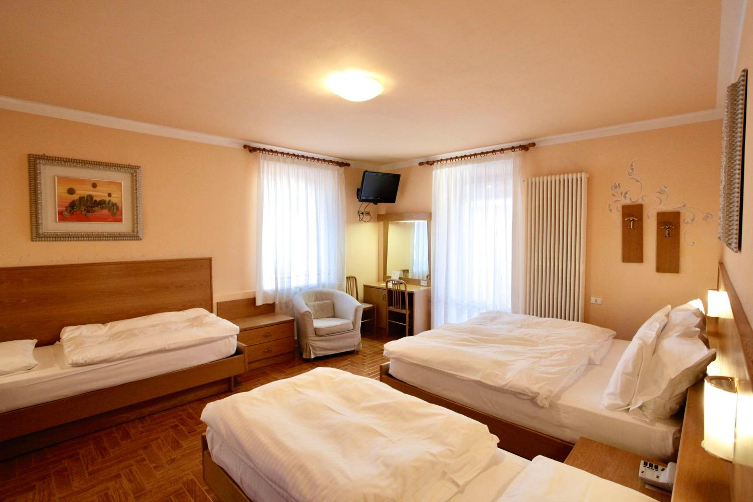 Family Queen Room with Two Single Beds photo 2
