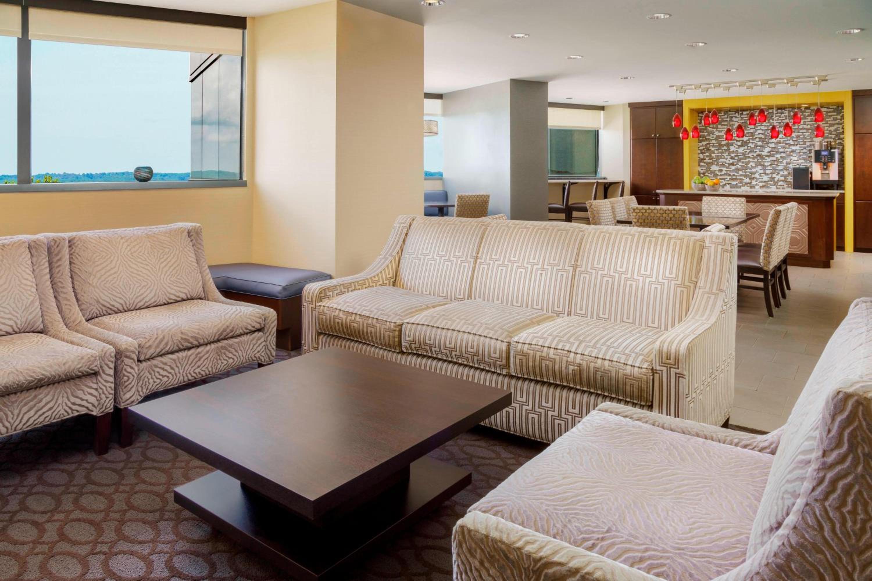 Club lounge access, Guest room, 1 King, - Photo 4
