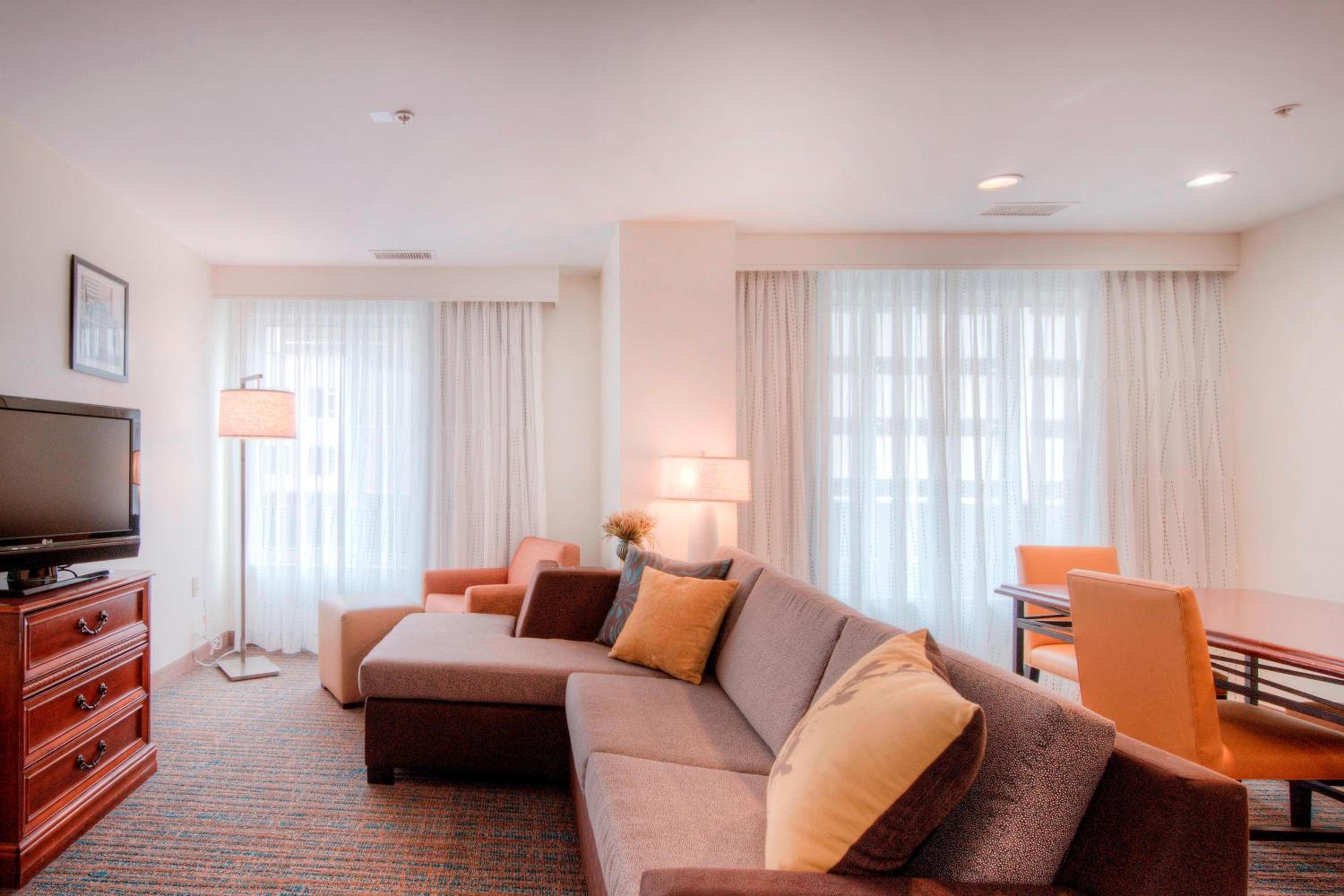 Executive One-Bedroom Suite with City View - Photo 4