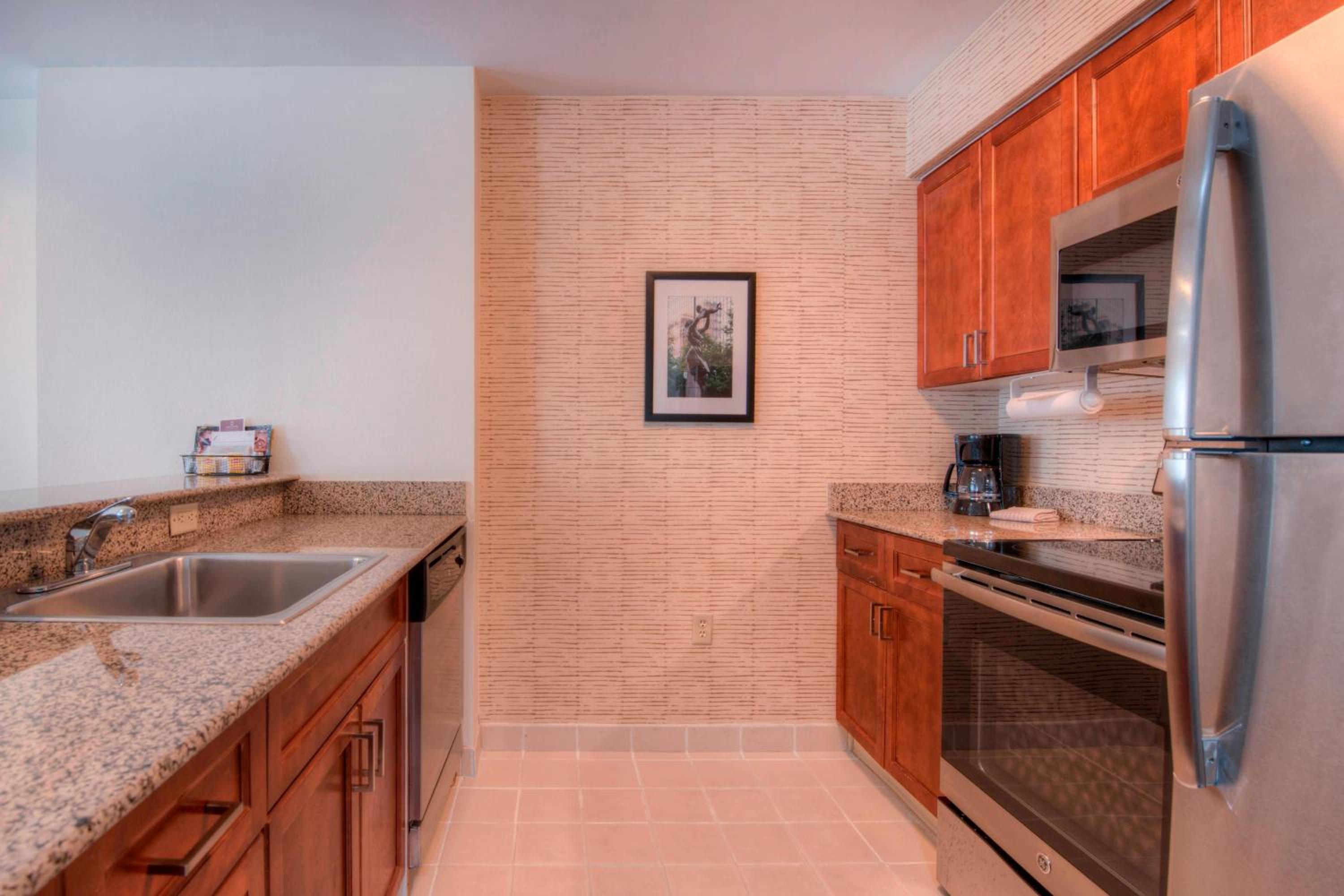 Executive One-Bedroom Suite with City View - Photo 2