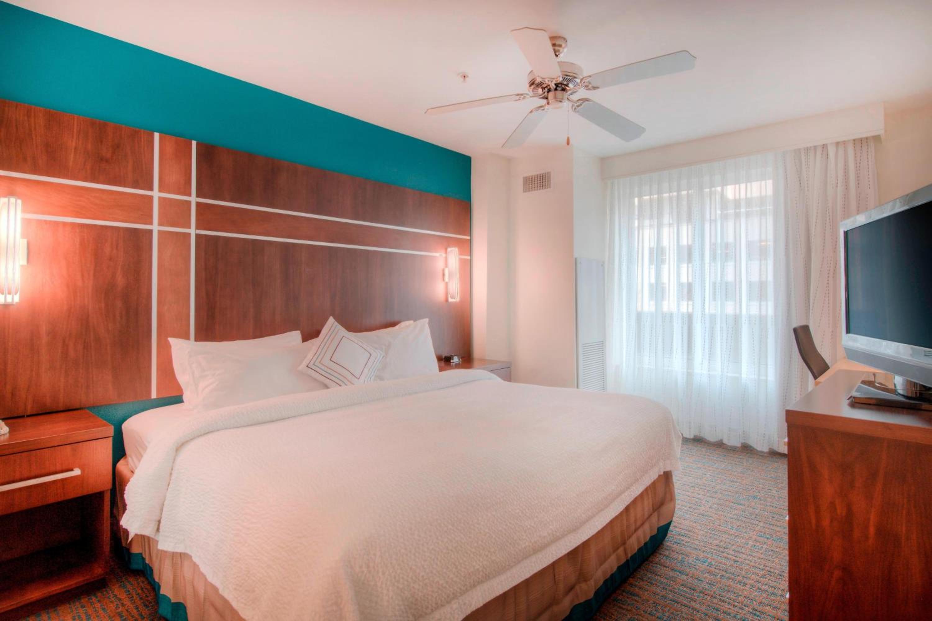Executive One-Bedroom Suite with City View - Photo 3
