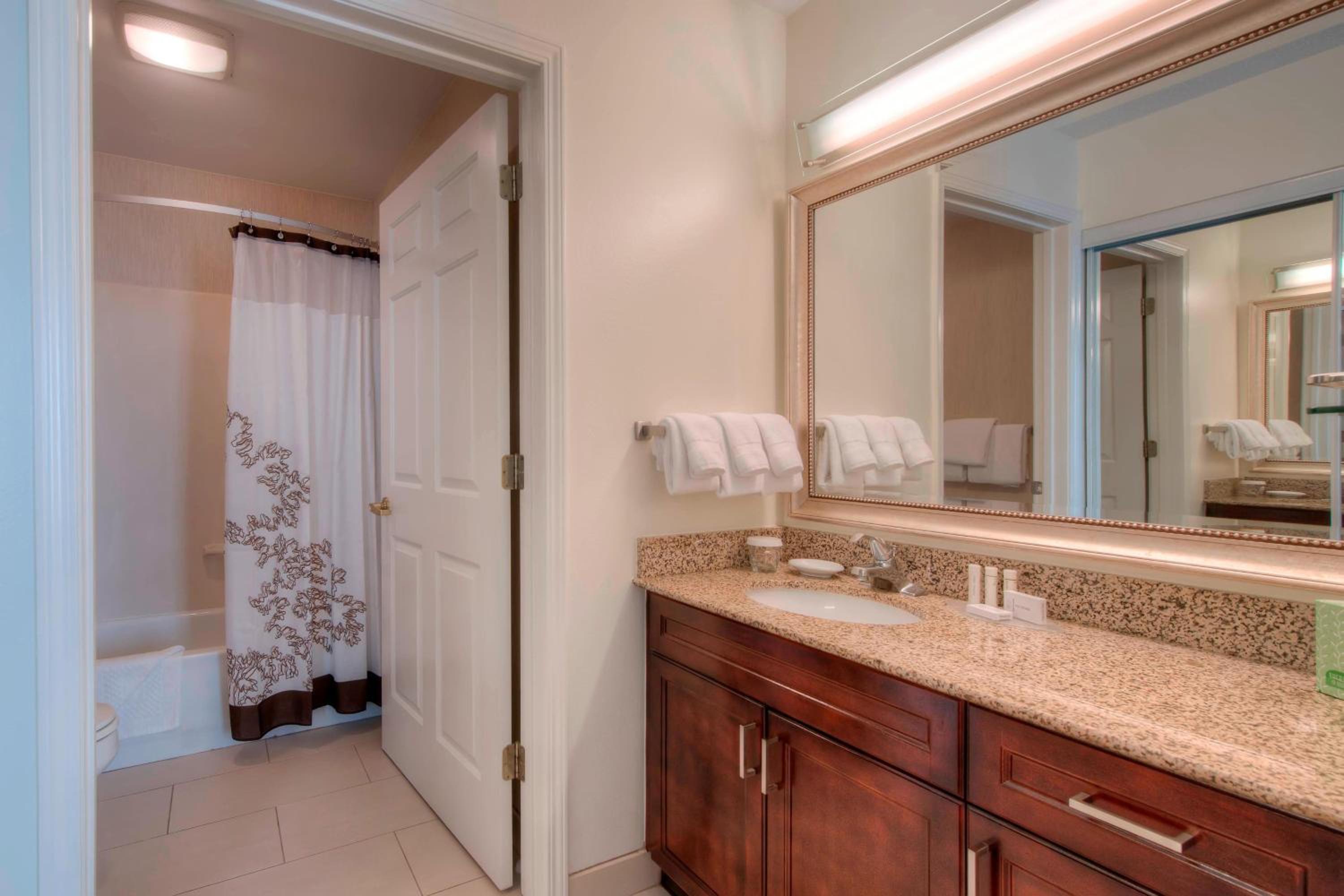 One-Bedroom Suite - Photo 5
