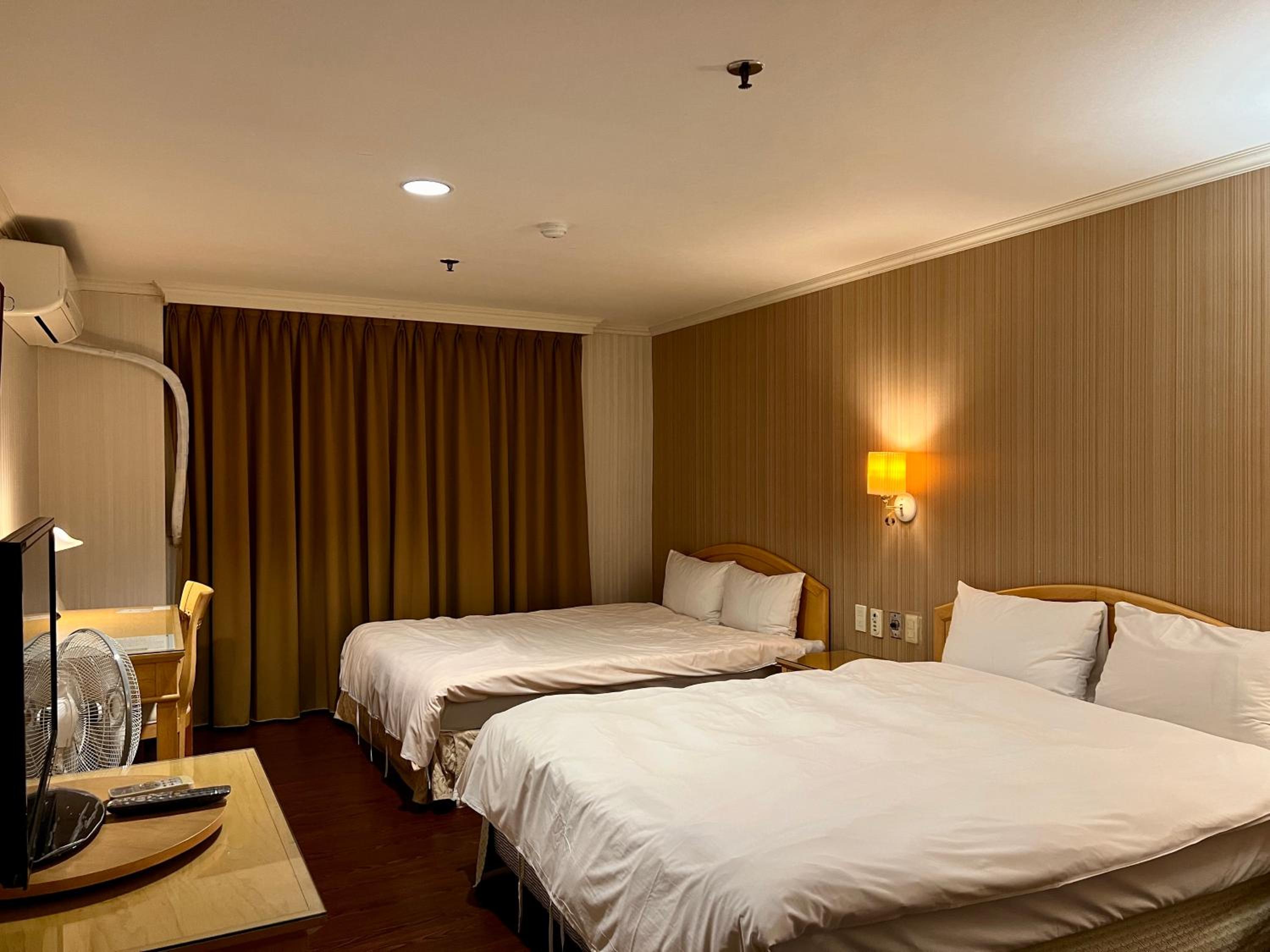 Classic Quadruple Room photo 3