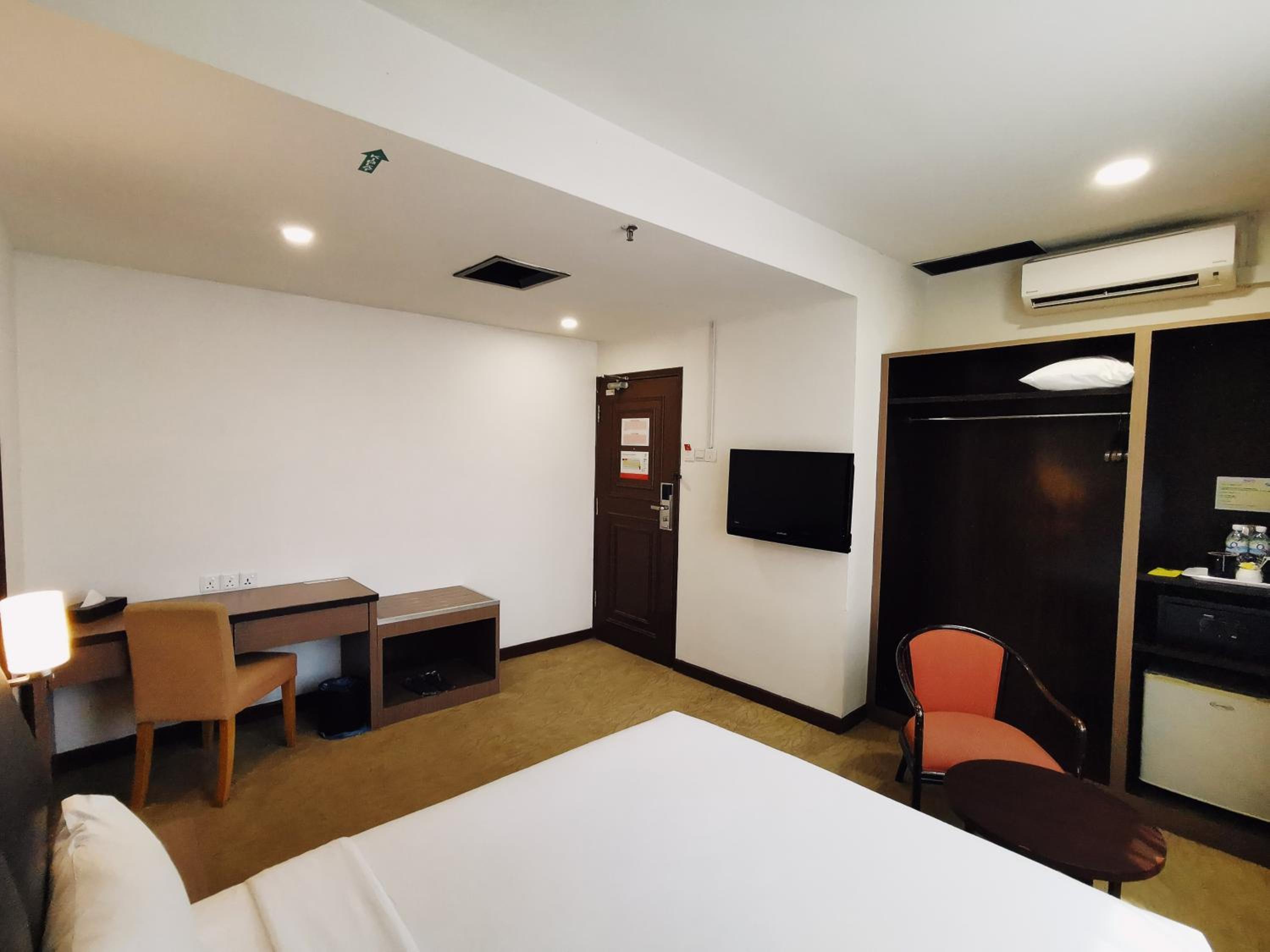 Staycation Deal - Superior Room - Photo 4