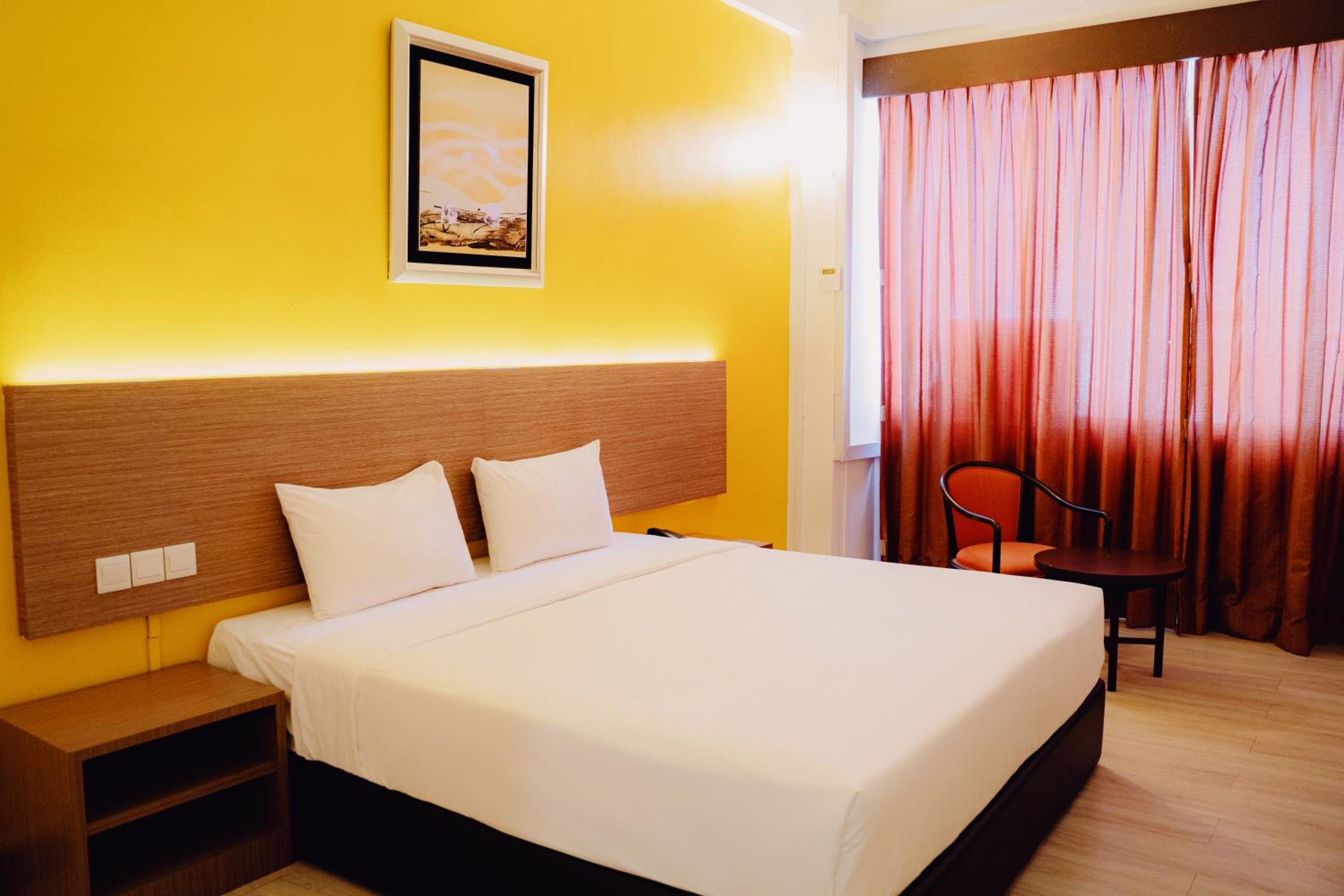 Deluxe King Room - Photo 2