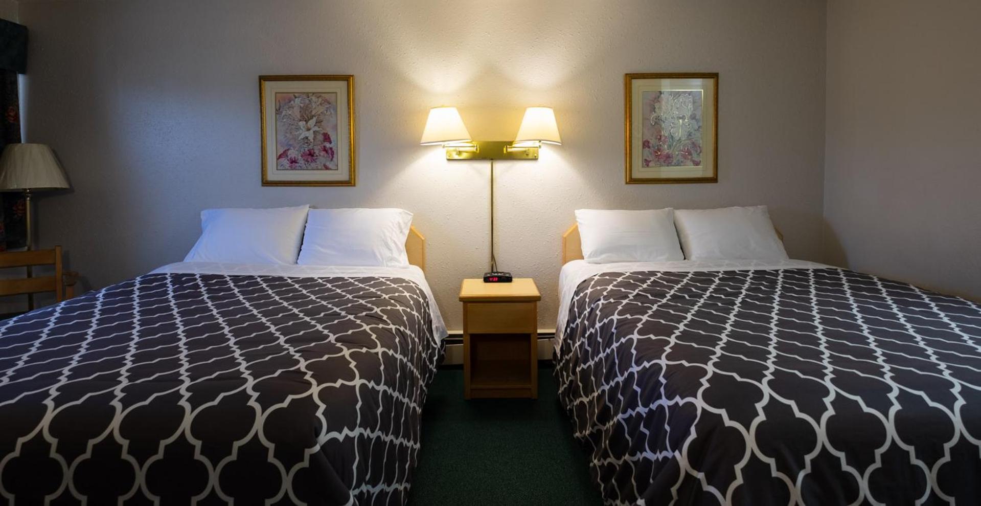 Standard Queen Room with Two Queen Beds photo 2