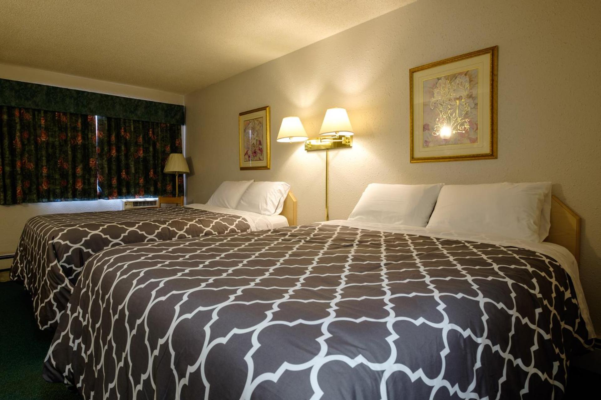 Standard Queen Room with Two Queen Beds photo 3