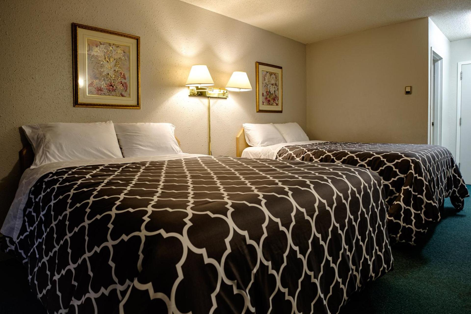 Standard Queen Room with Two Queen Beds photo 1