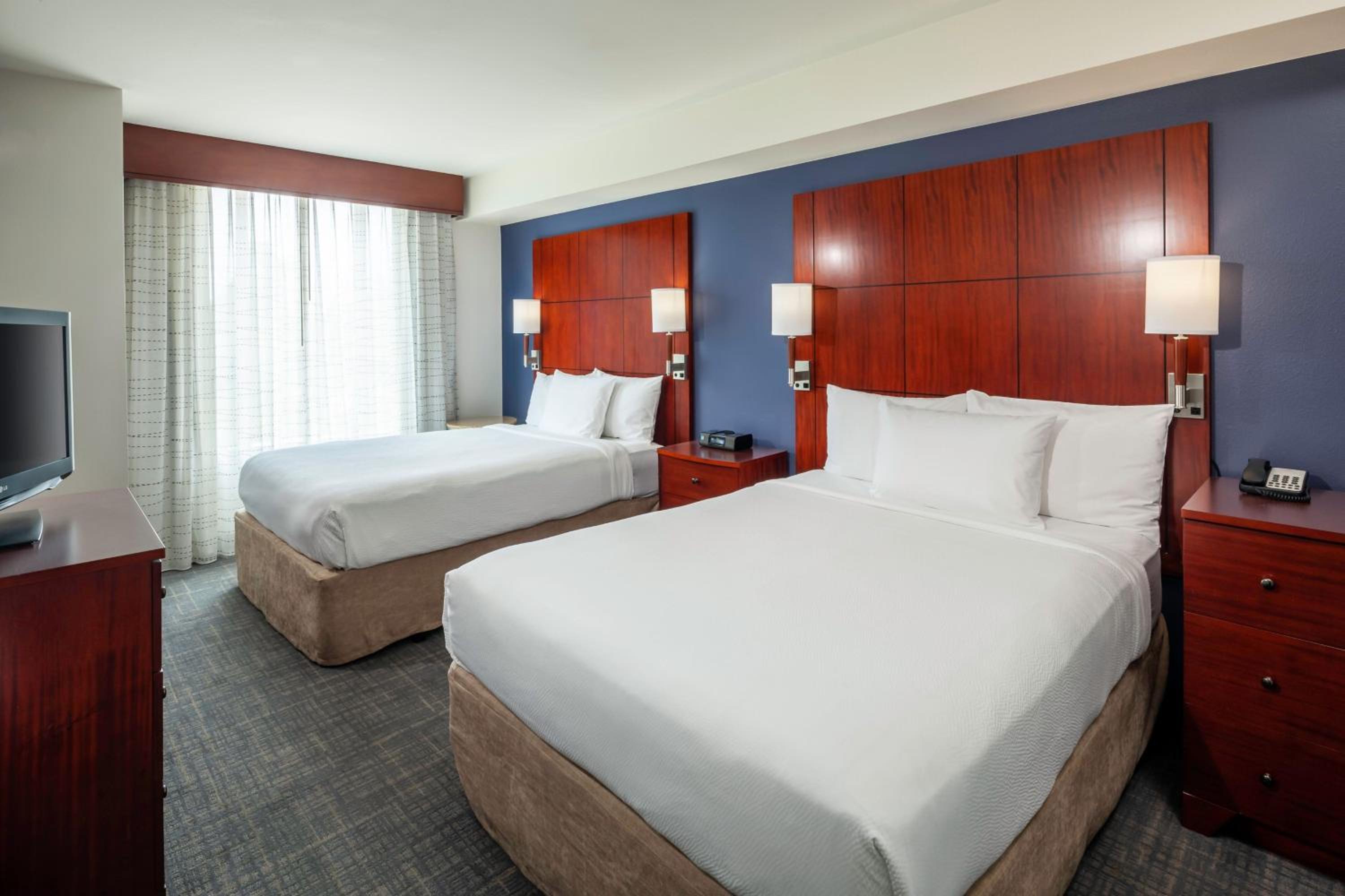 1 Bedroom Suite, 2 Queen, Sofa bed photo 2