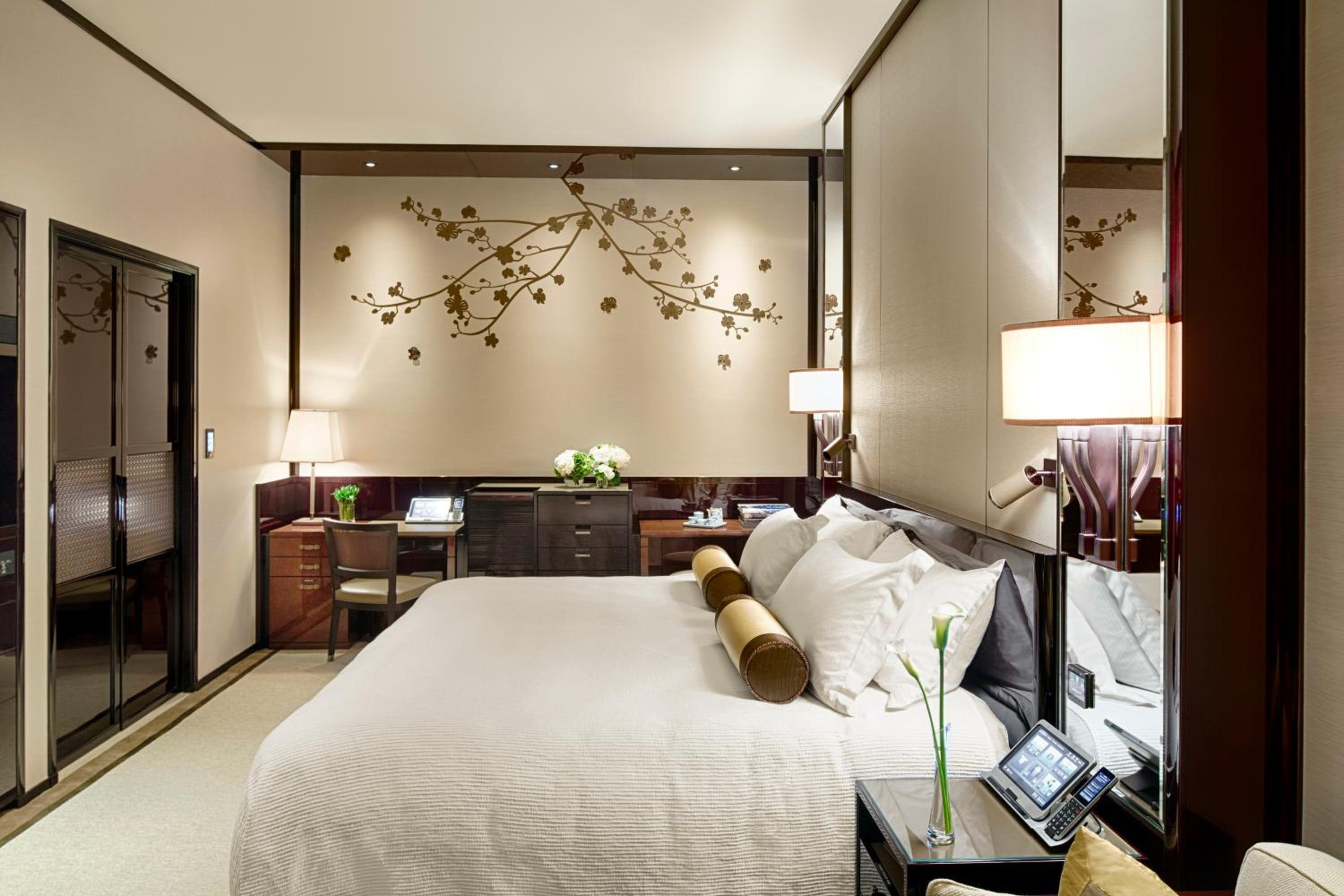 Deluxe King Room with Courtyard View