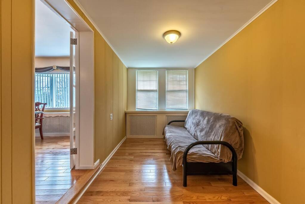 Five-Bedroom House photo 2