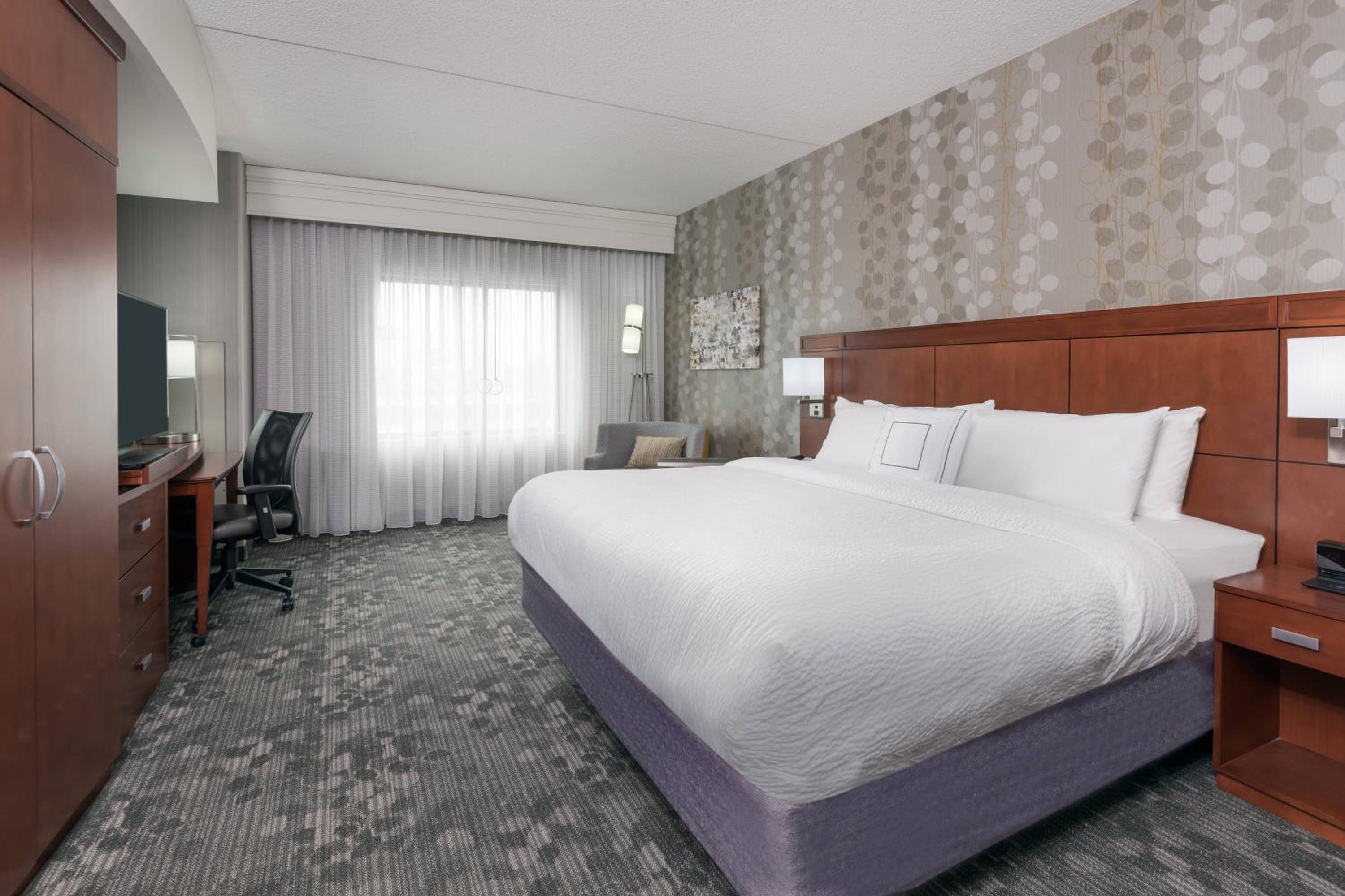 King Room with Sofa Bed - Photo 4