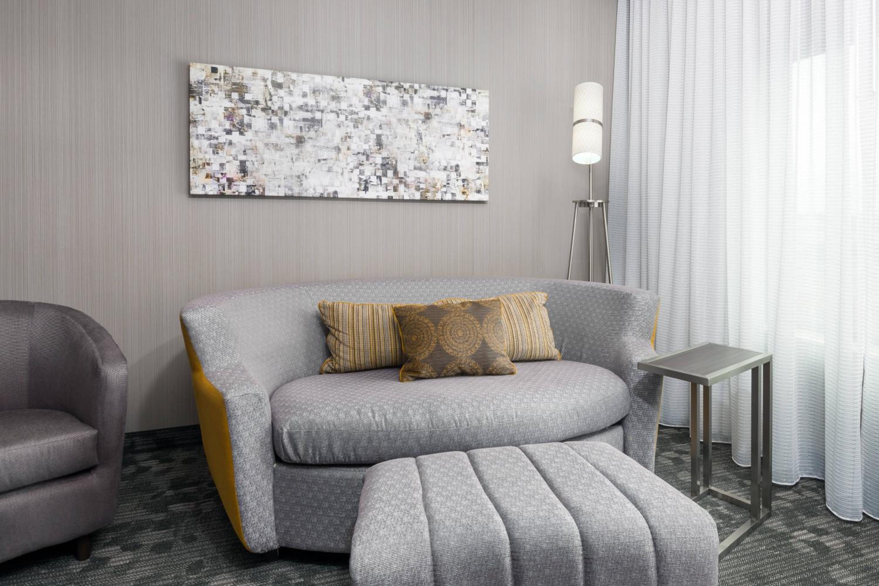 King Room with Sofa Bed - Photo 5