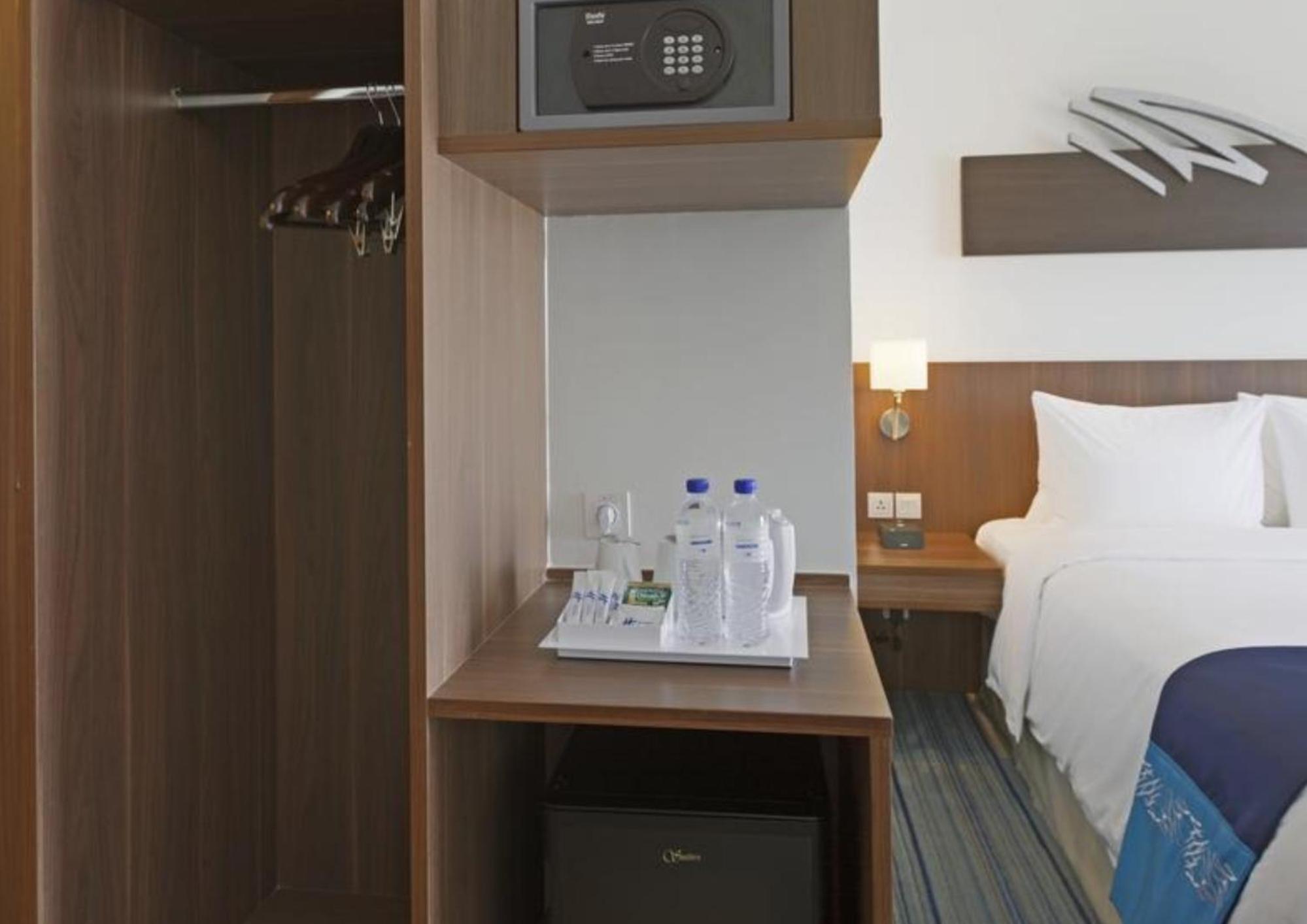 Standard Corner Queen Room with Free Breakfast photo 3