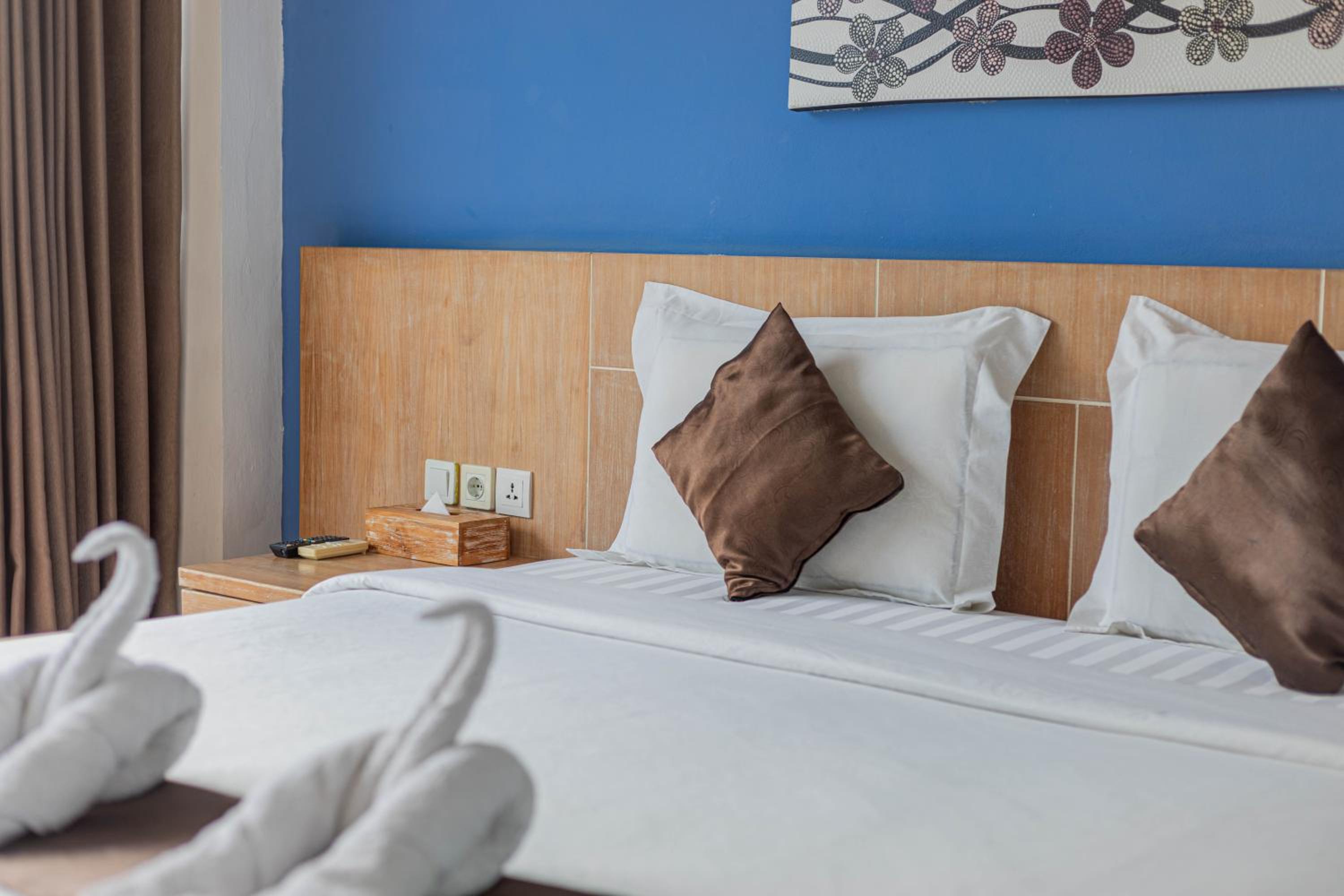 Deluxe Twin Room Balcony With Pool View - Photo 21