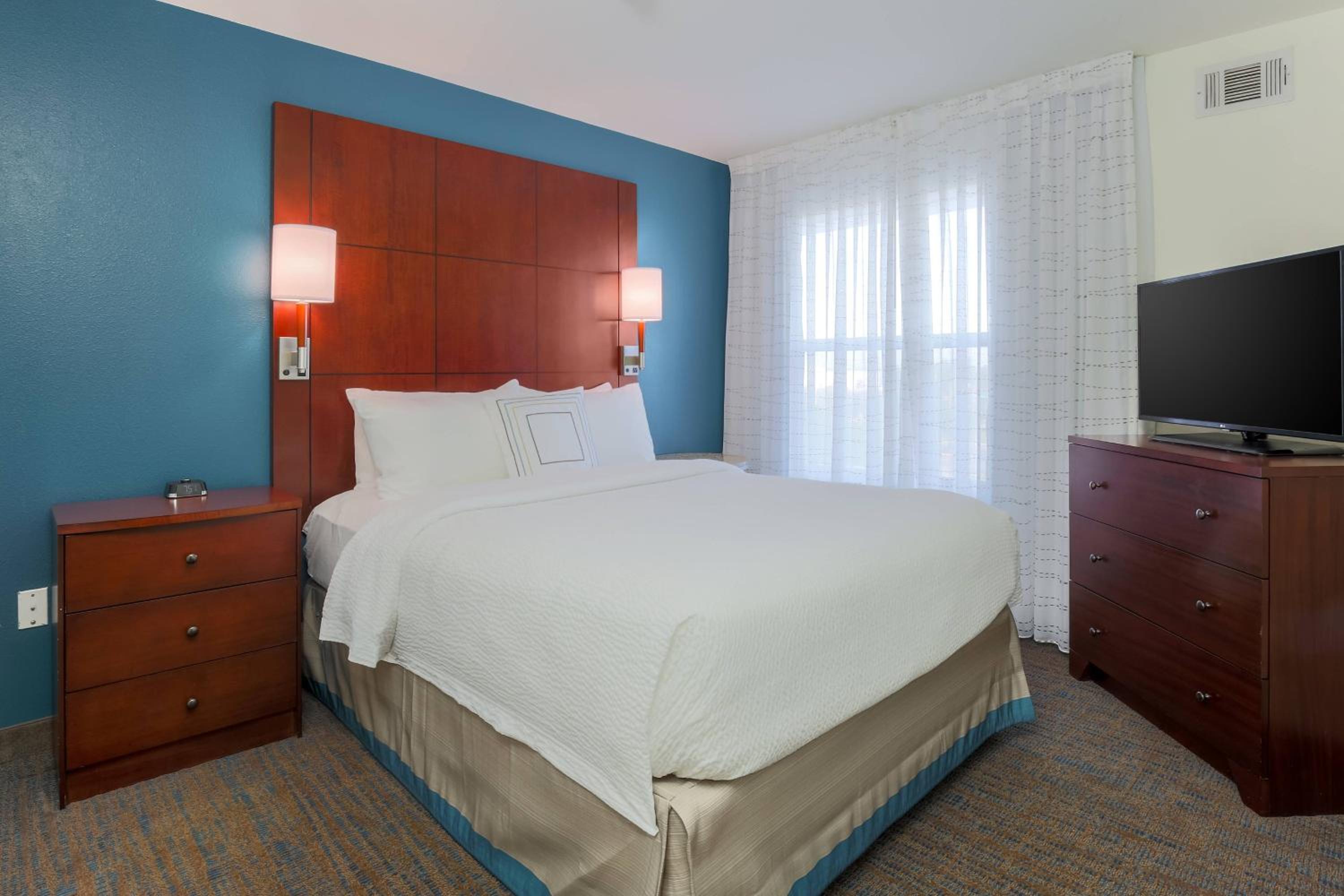 One-Bedroom King Suite with Sofa Bed - Photo 3