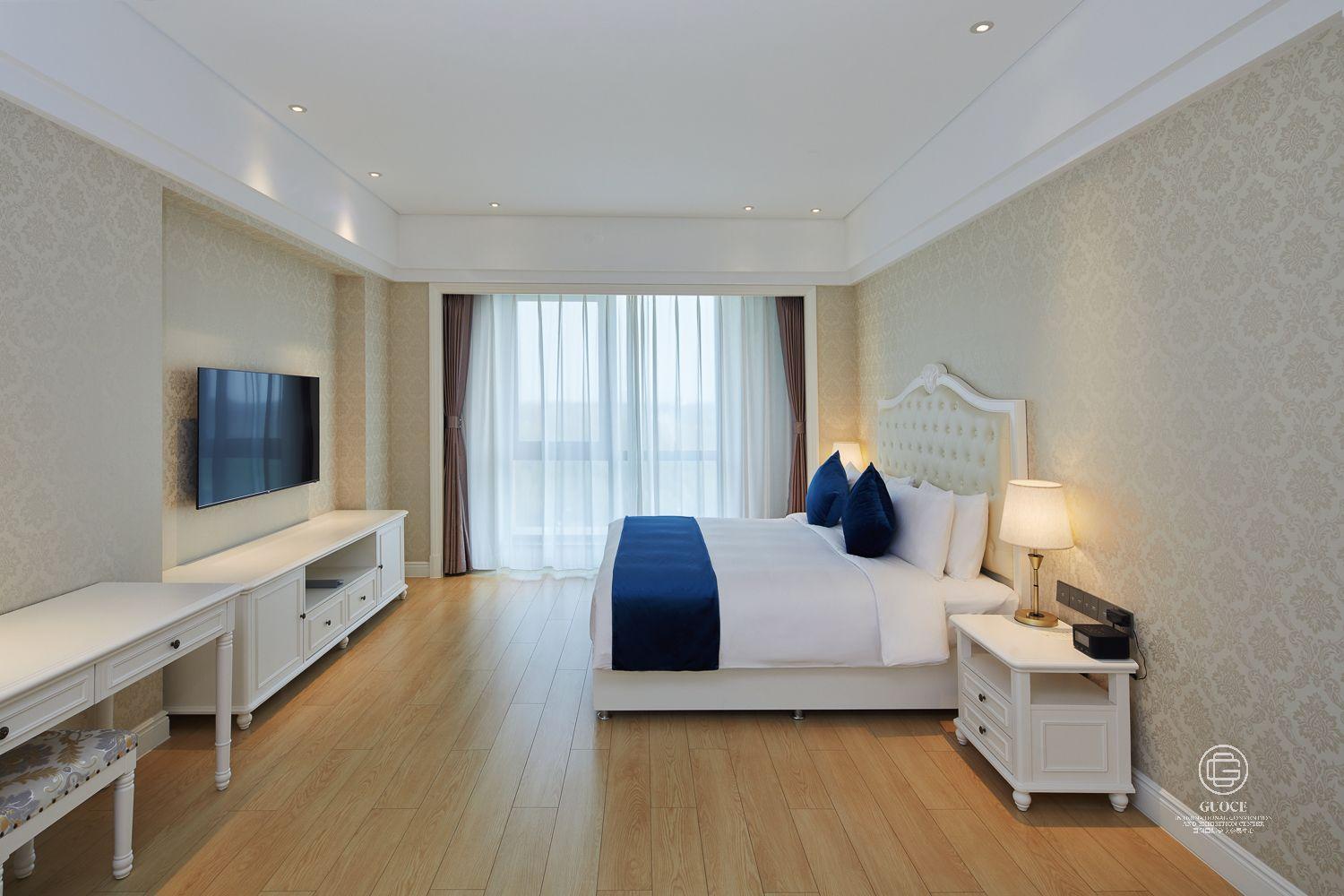 Business King Room