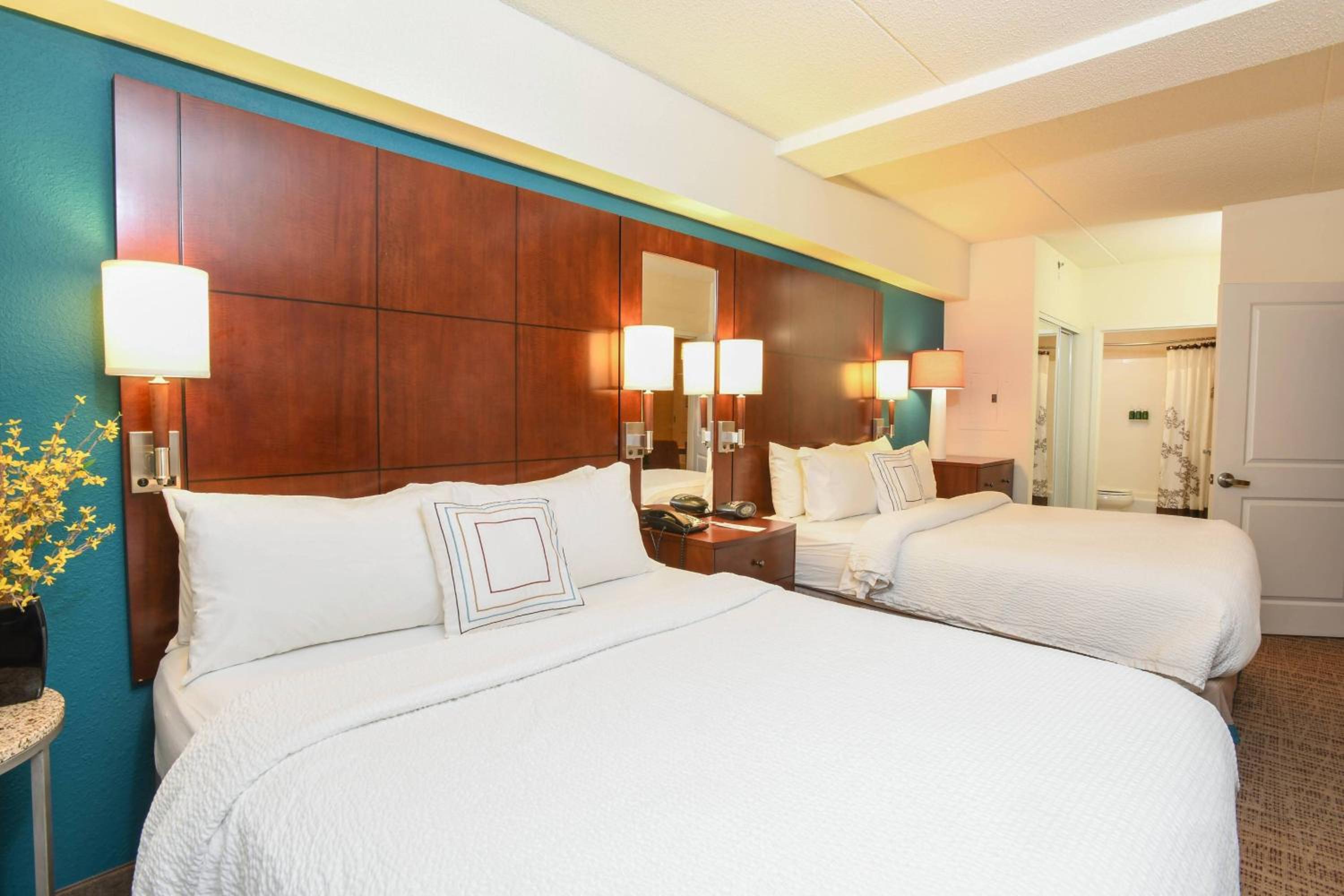 Queen Suite with Two Queen Beds and Sofa Bed - Photo 2