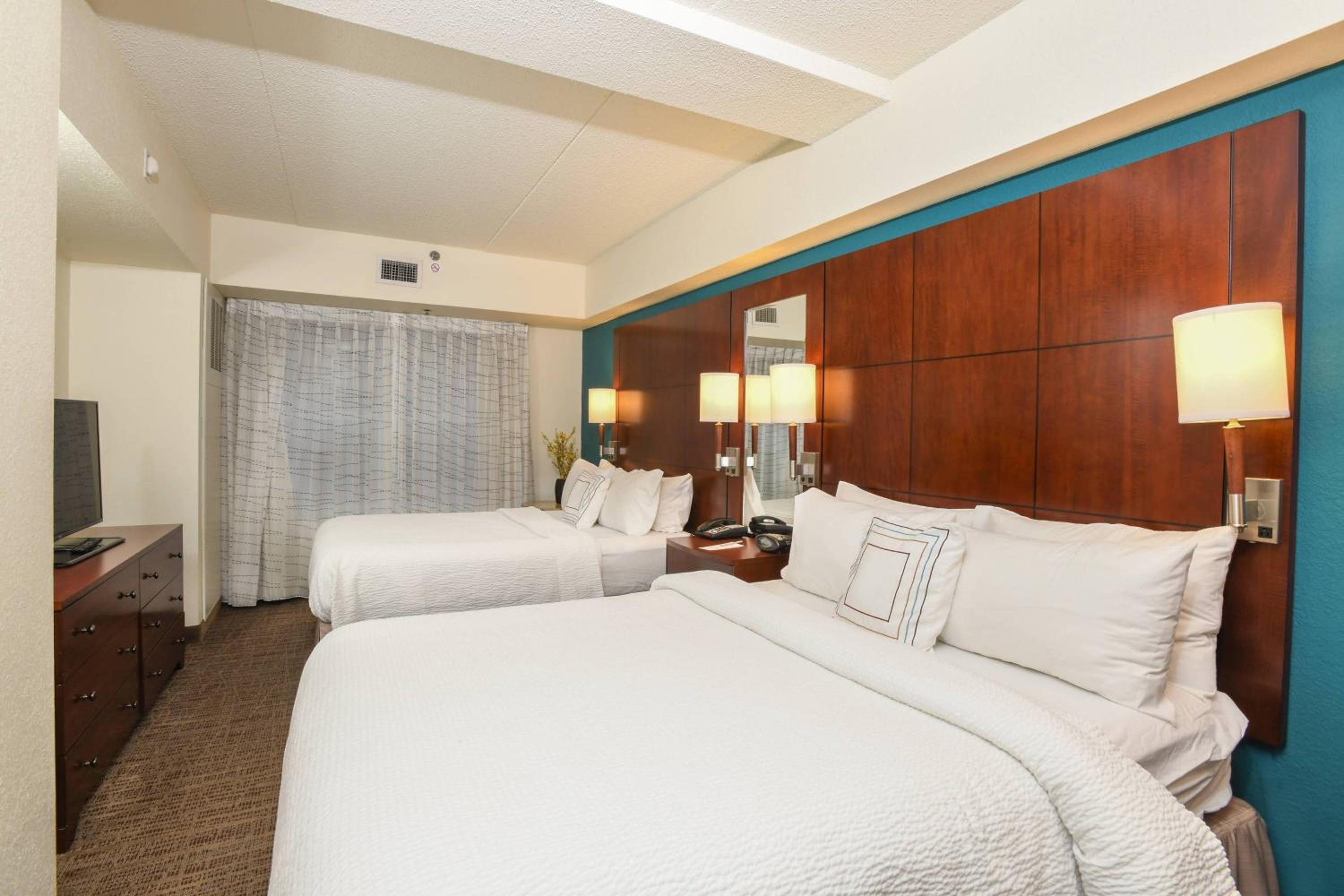 Queen Suite with Two Queen Beds and Sofa Bed - Photo 8