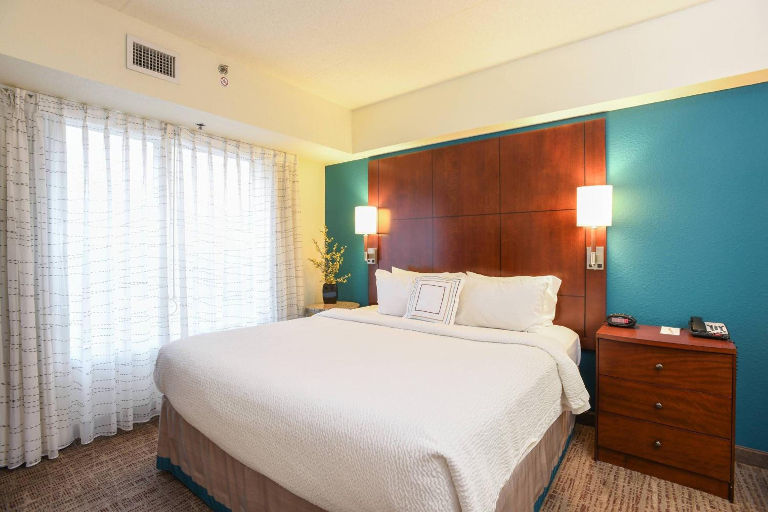 One-Bedroom King Suite with Sofa Bed - Photo 3