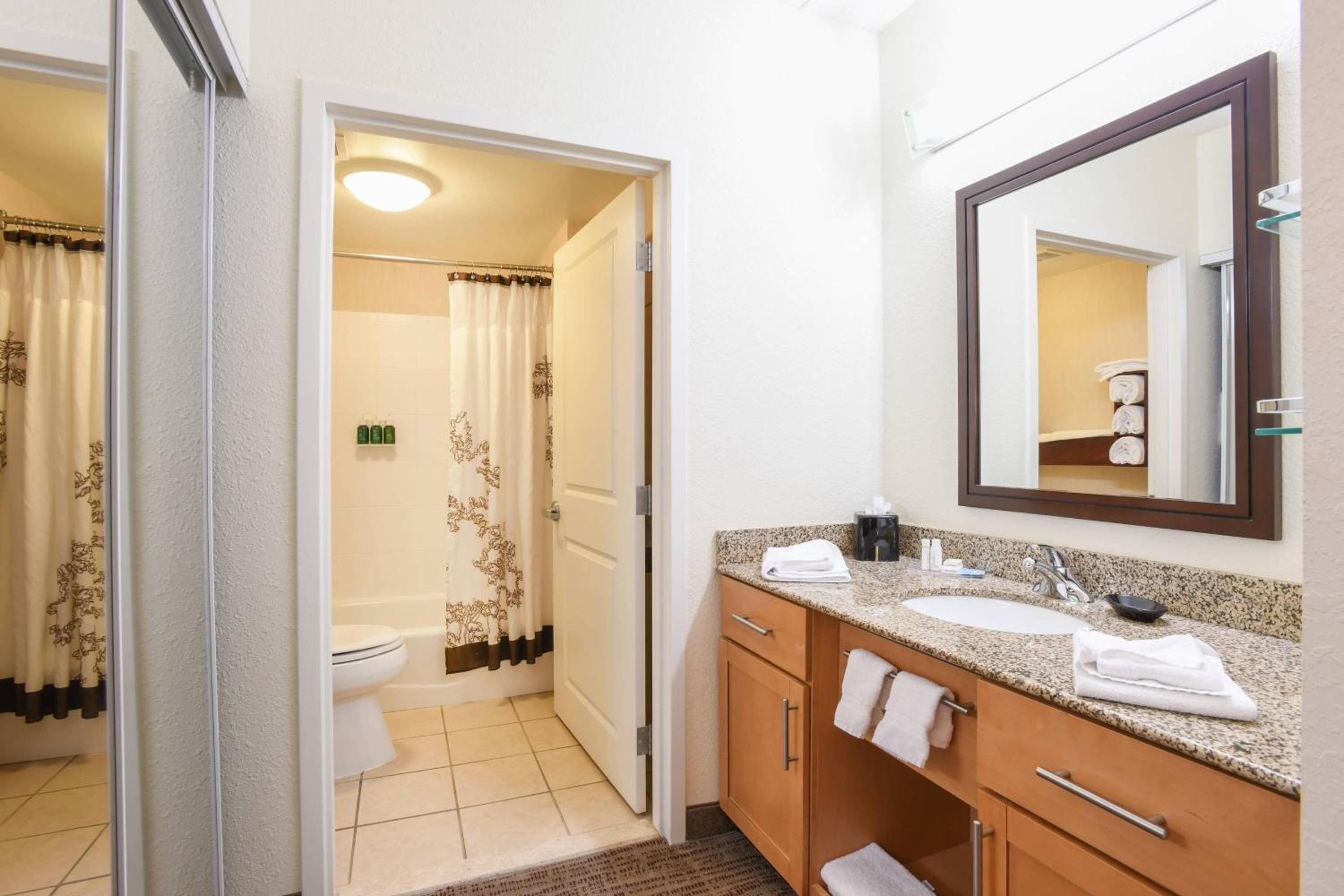 Queen Suite with Two Queen Beds and Sofa Bed - Photo 4