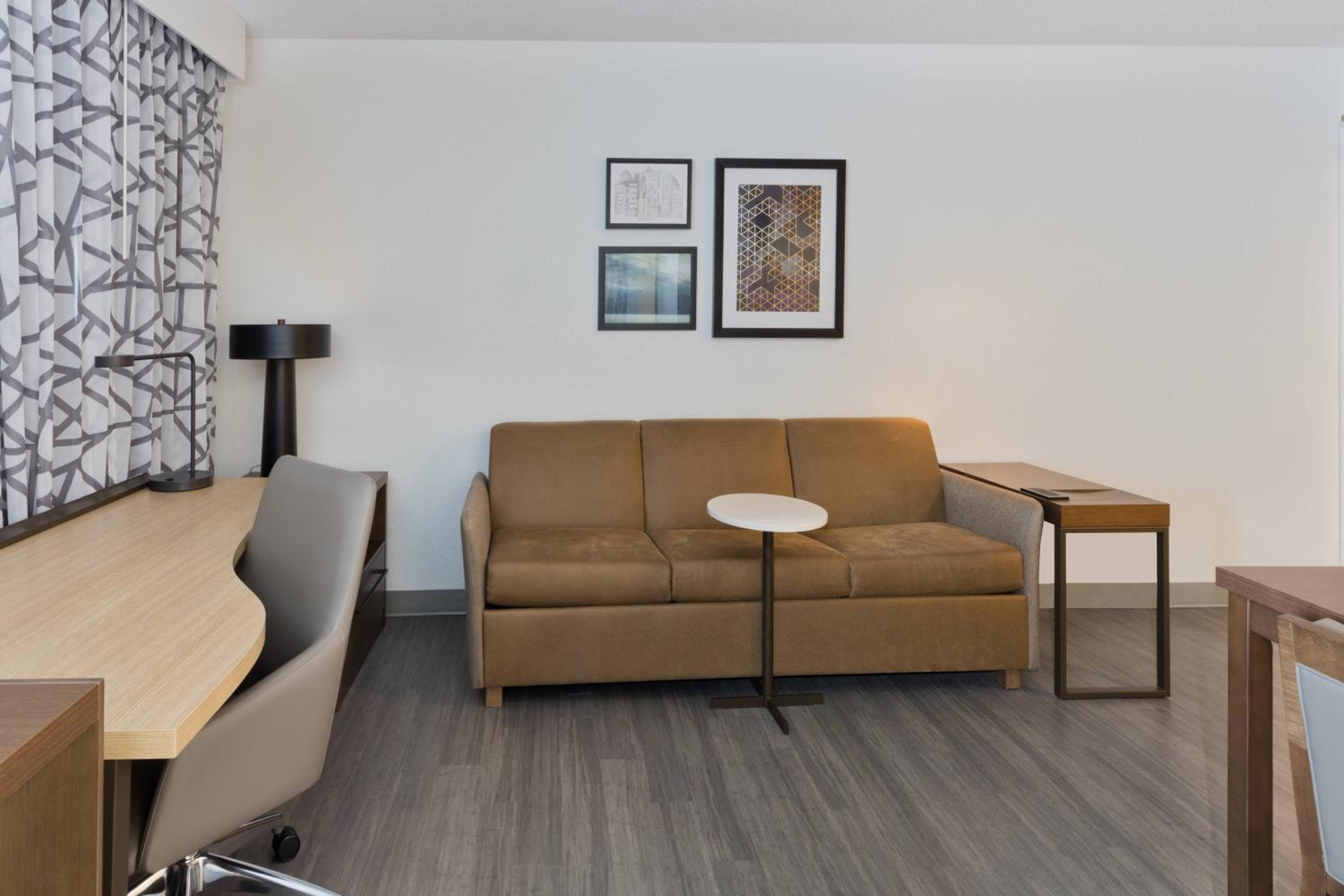 Queen Studio with Sofa Bed - Photo 4