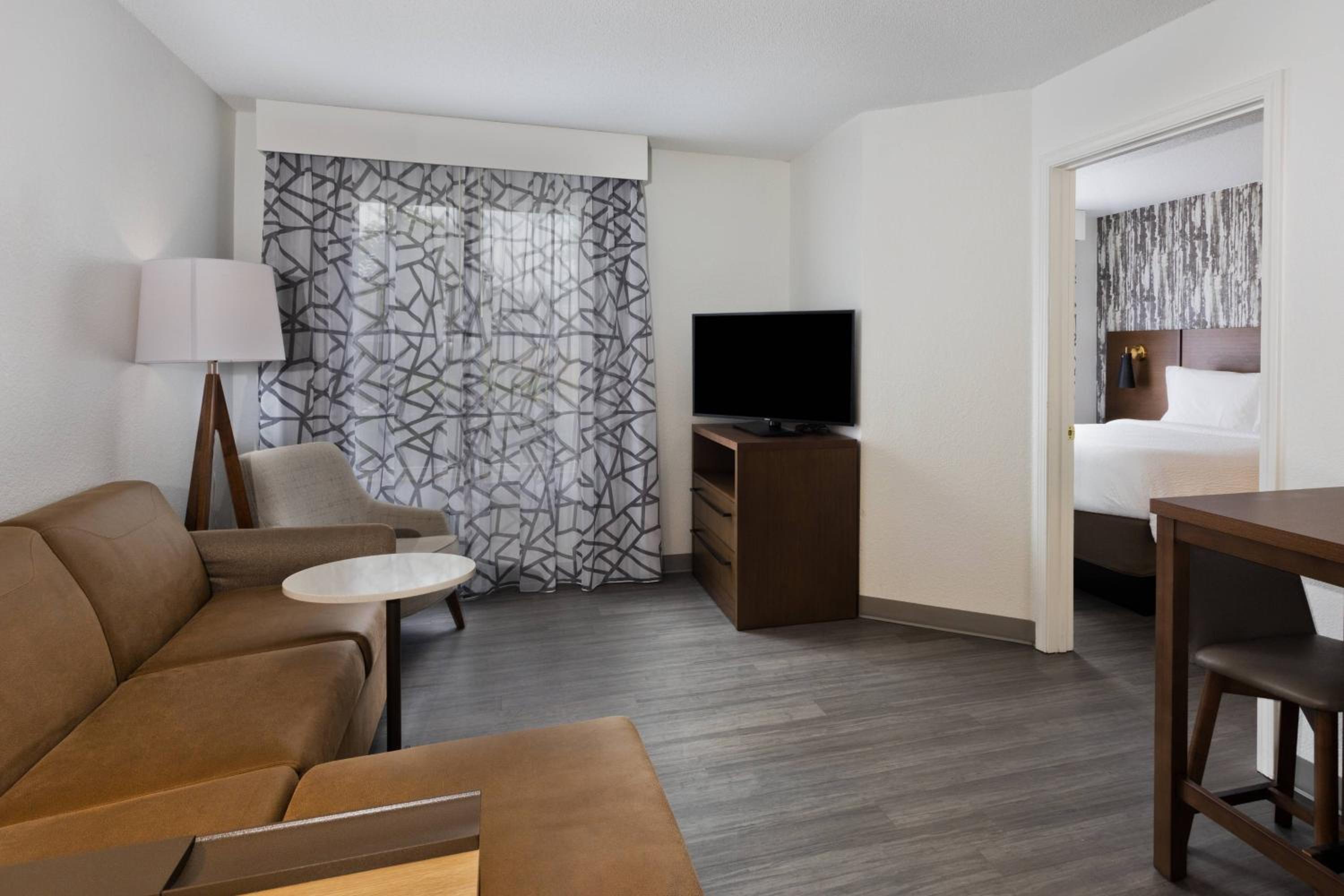 One-Bedroom Queen Suite - Photo 2