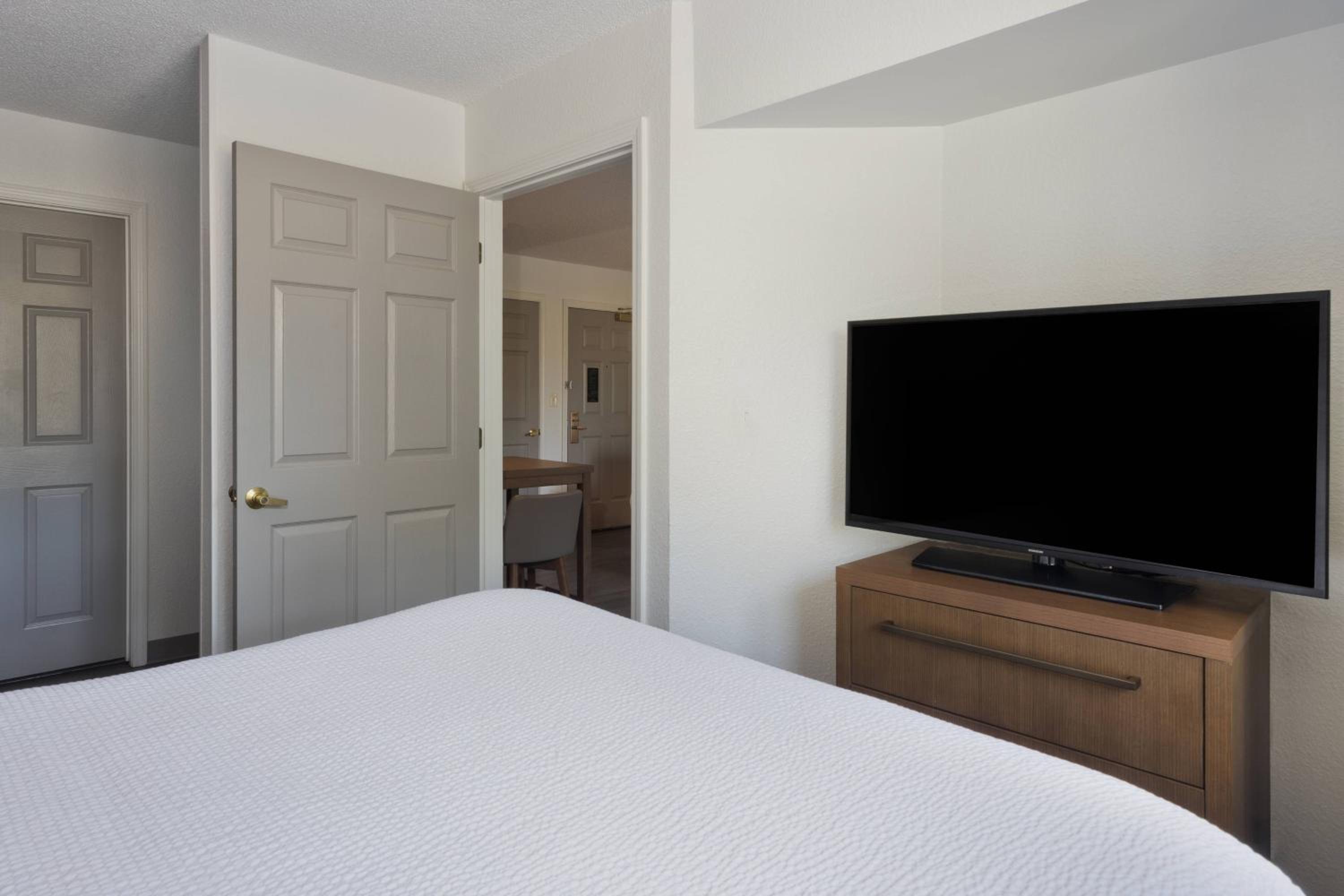 One-Bedroom Queen Suite - Photo 3