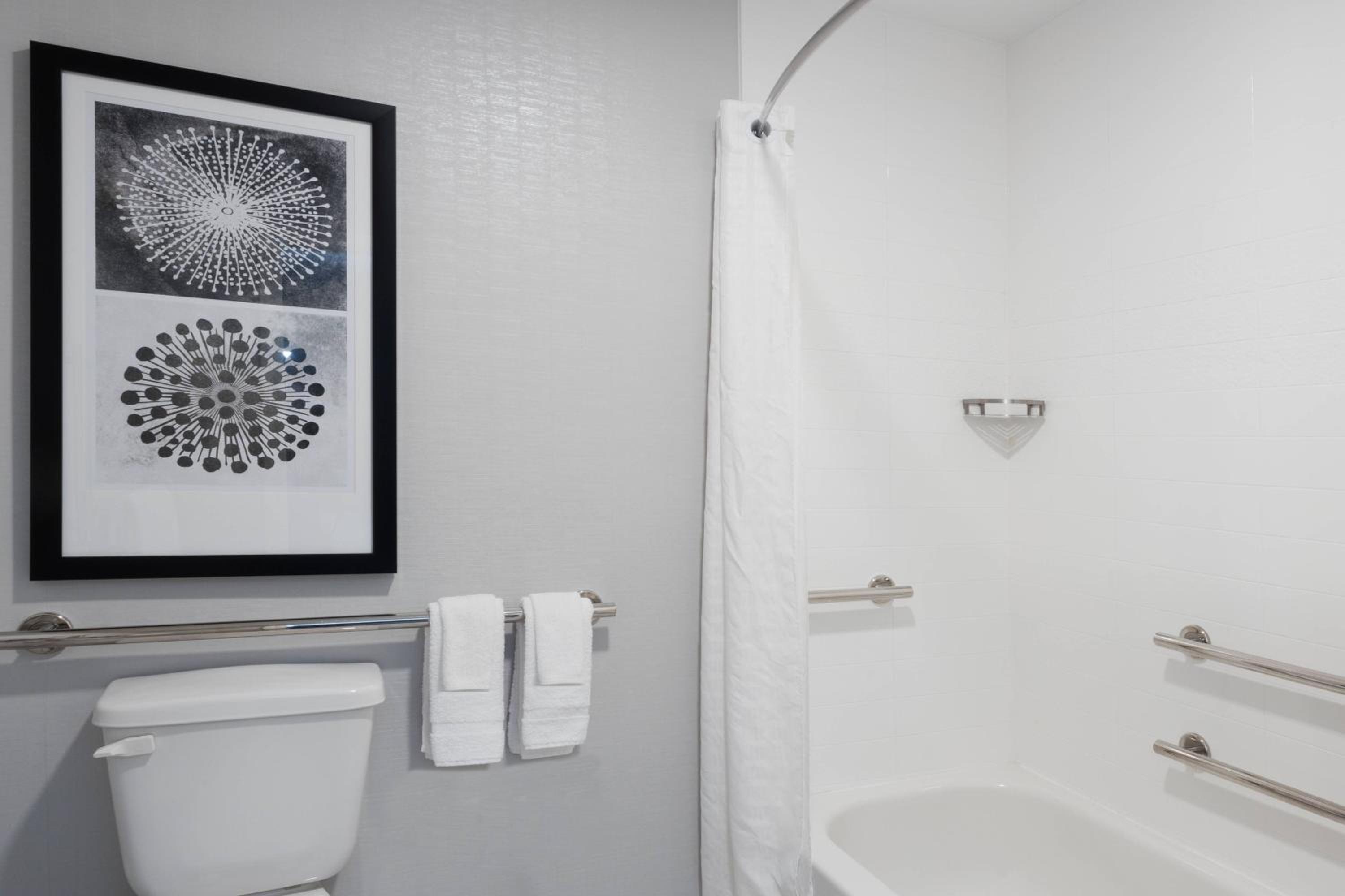 One-Bedroom Queen Suite - Photo 5