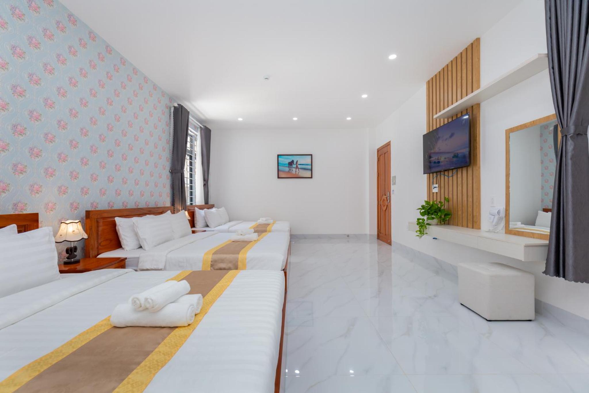 Family Room With Lake View photo 2