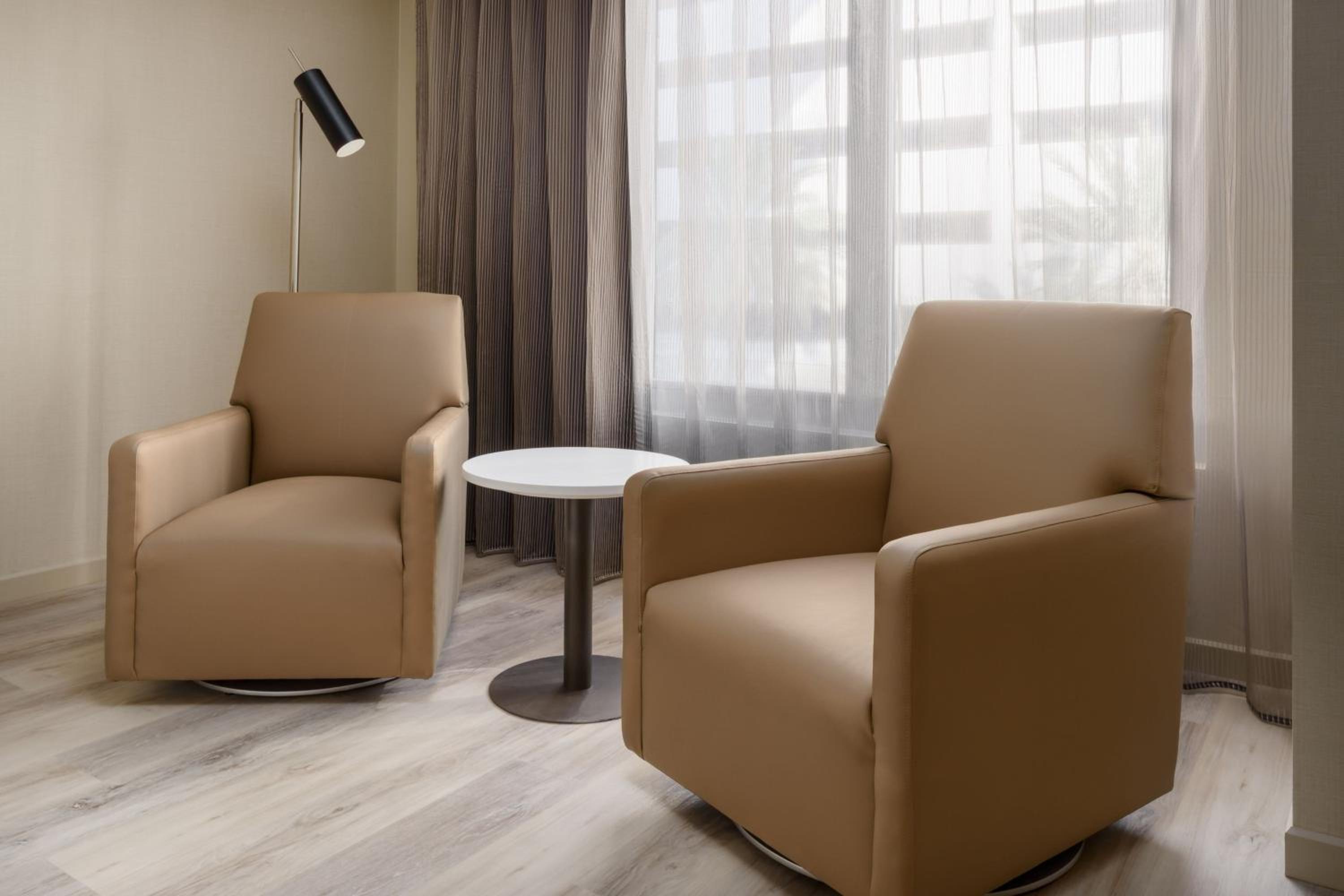 King Room with Sofa Bed - Photo 3