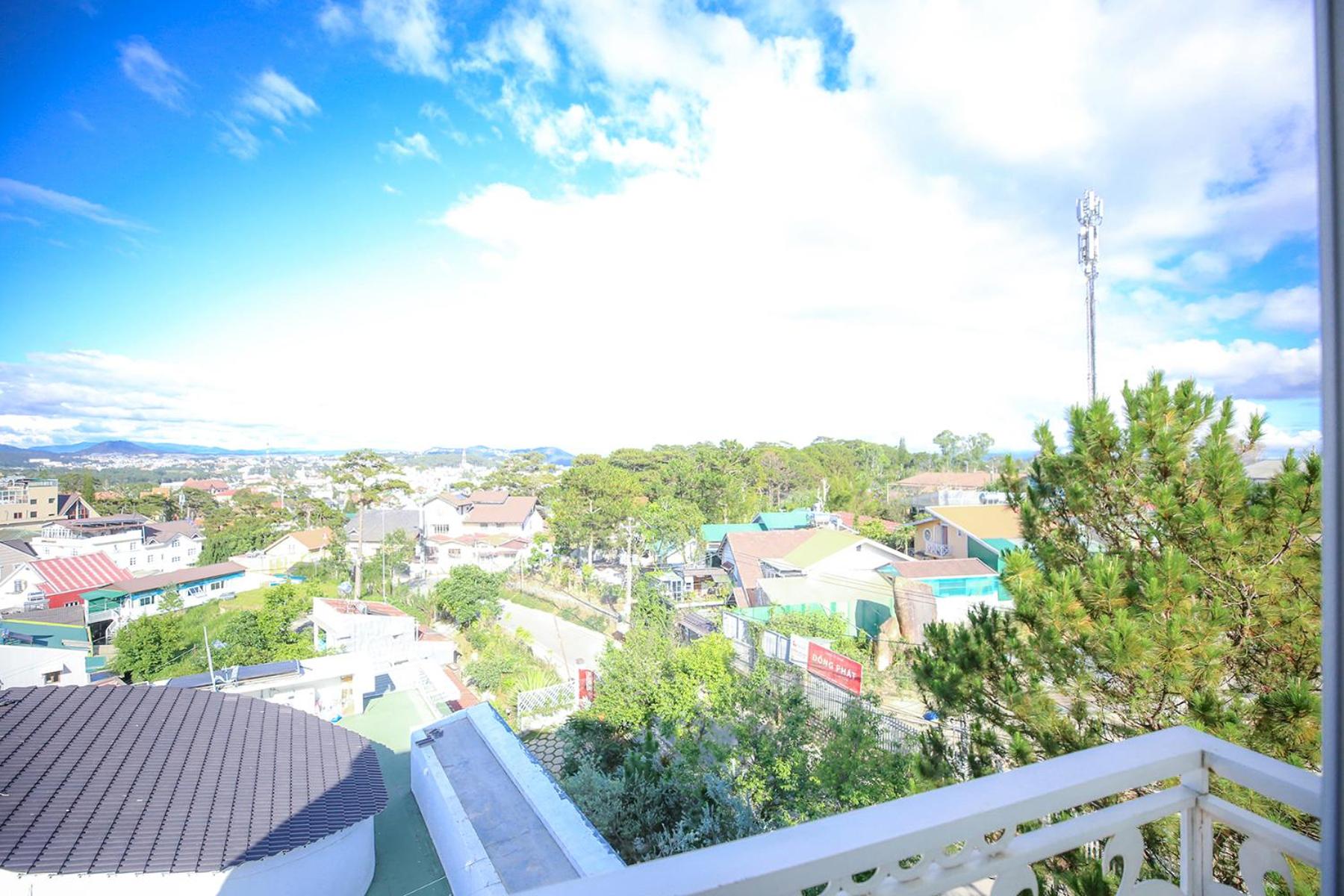 Family Room with Balcony photo 3