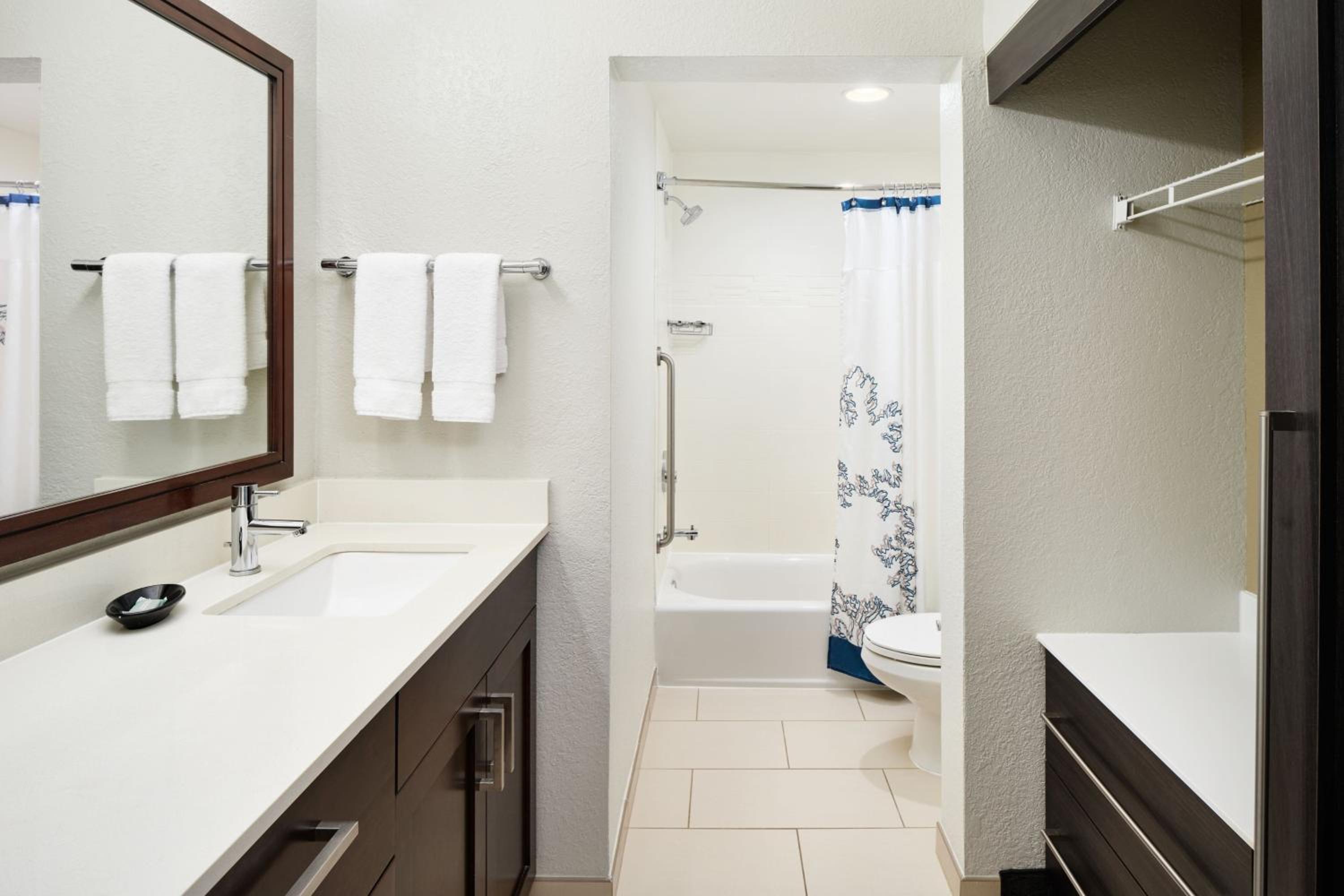 One-Bedroom Queen Suite with Sofa Bed - Hearing Accessible photo 3