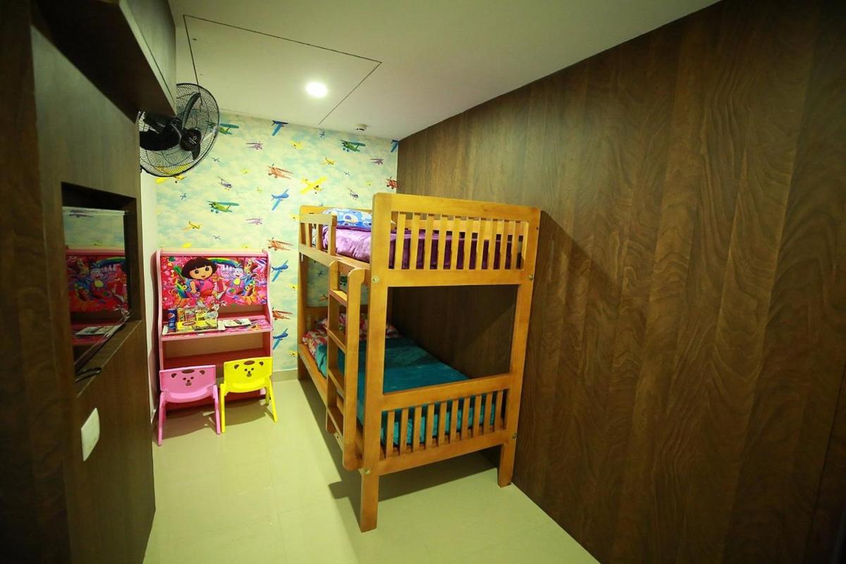 Family Room - Photo 2