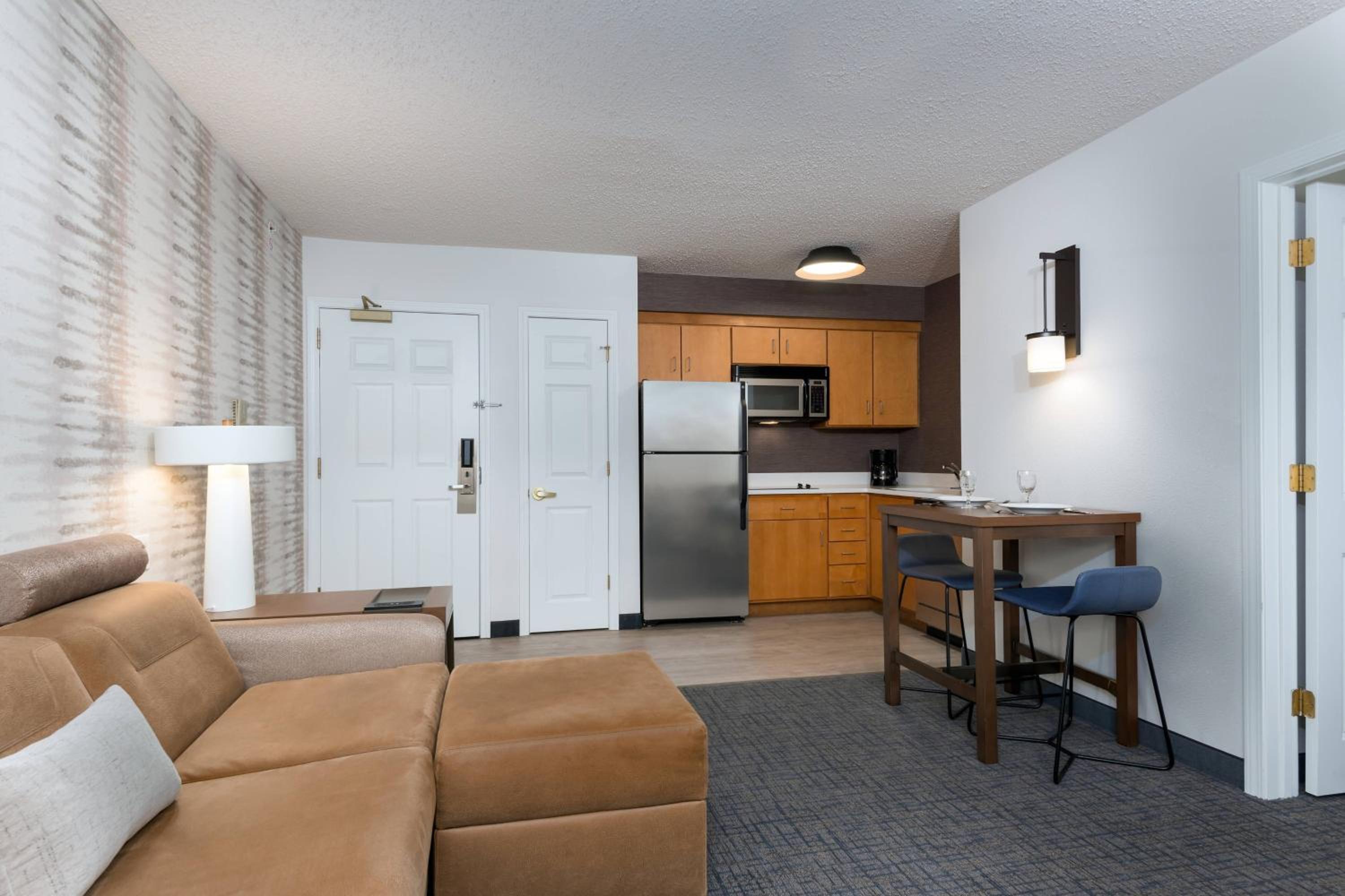 One-Bedroom Queen Suite - Photo 6