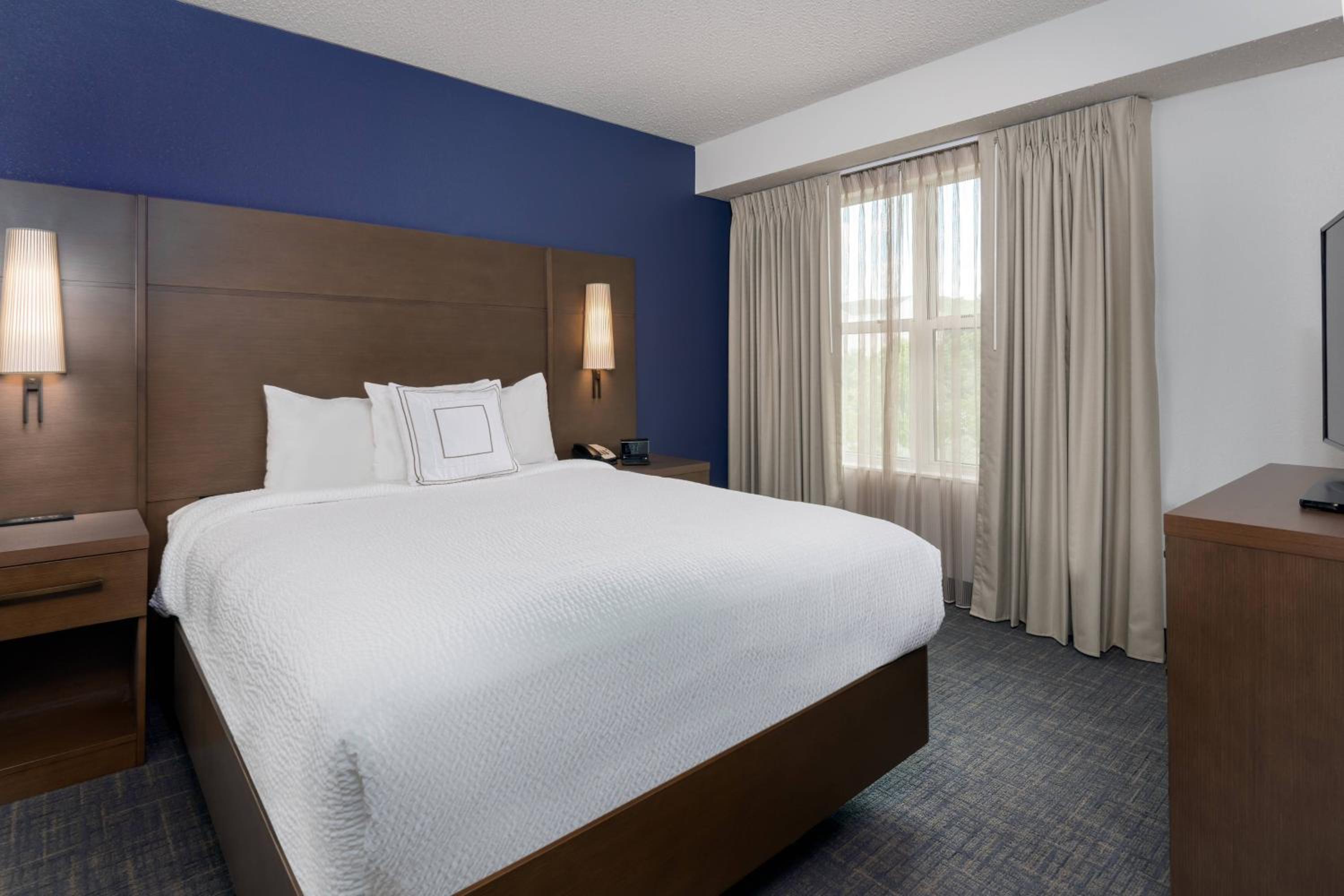Two-Bedroom Suite - Photo 4
