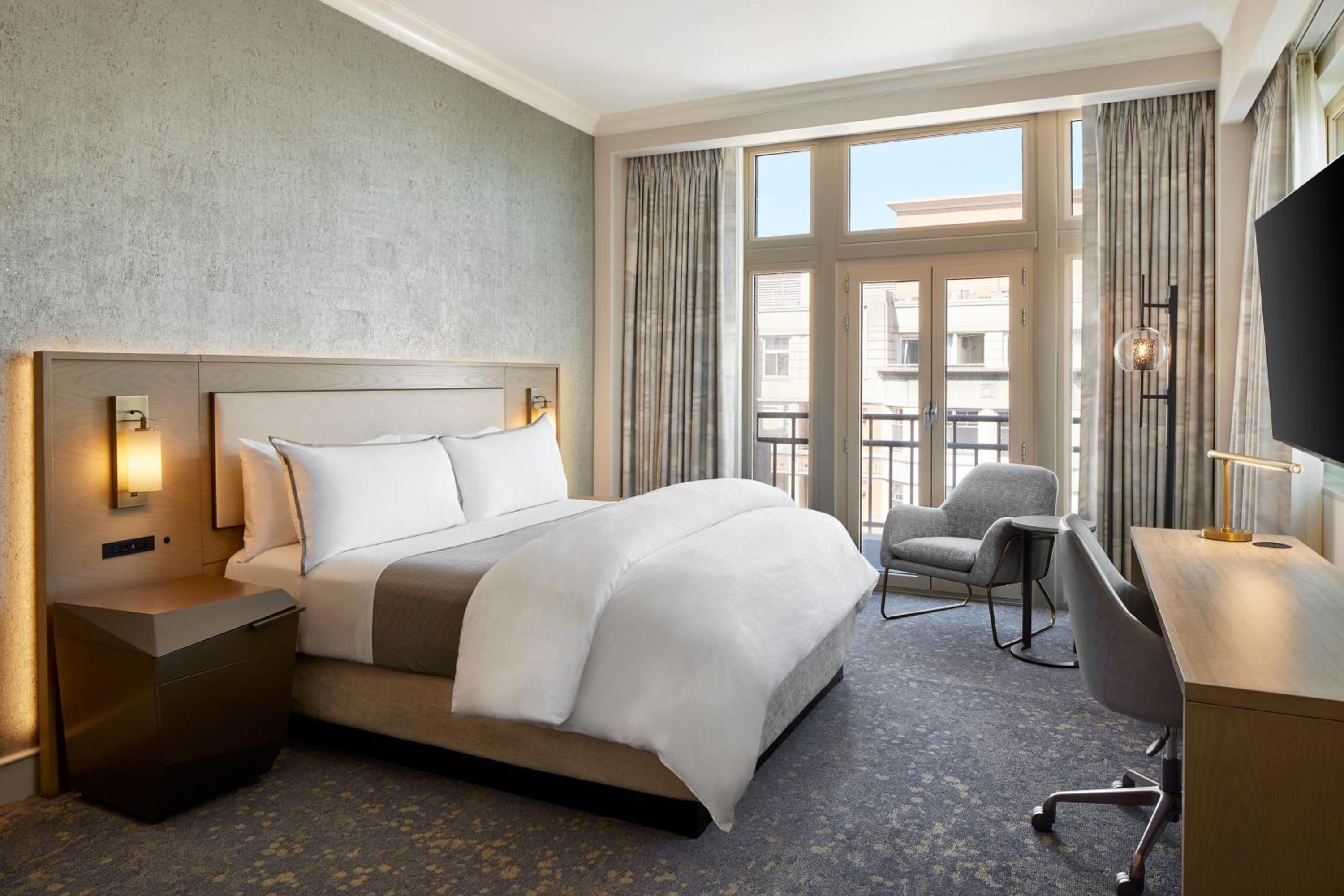 Premium King Studio Suite with Sofa Bed and Courtyard View - Photo 4