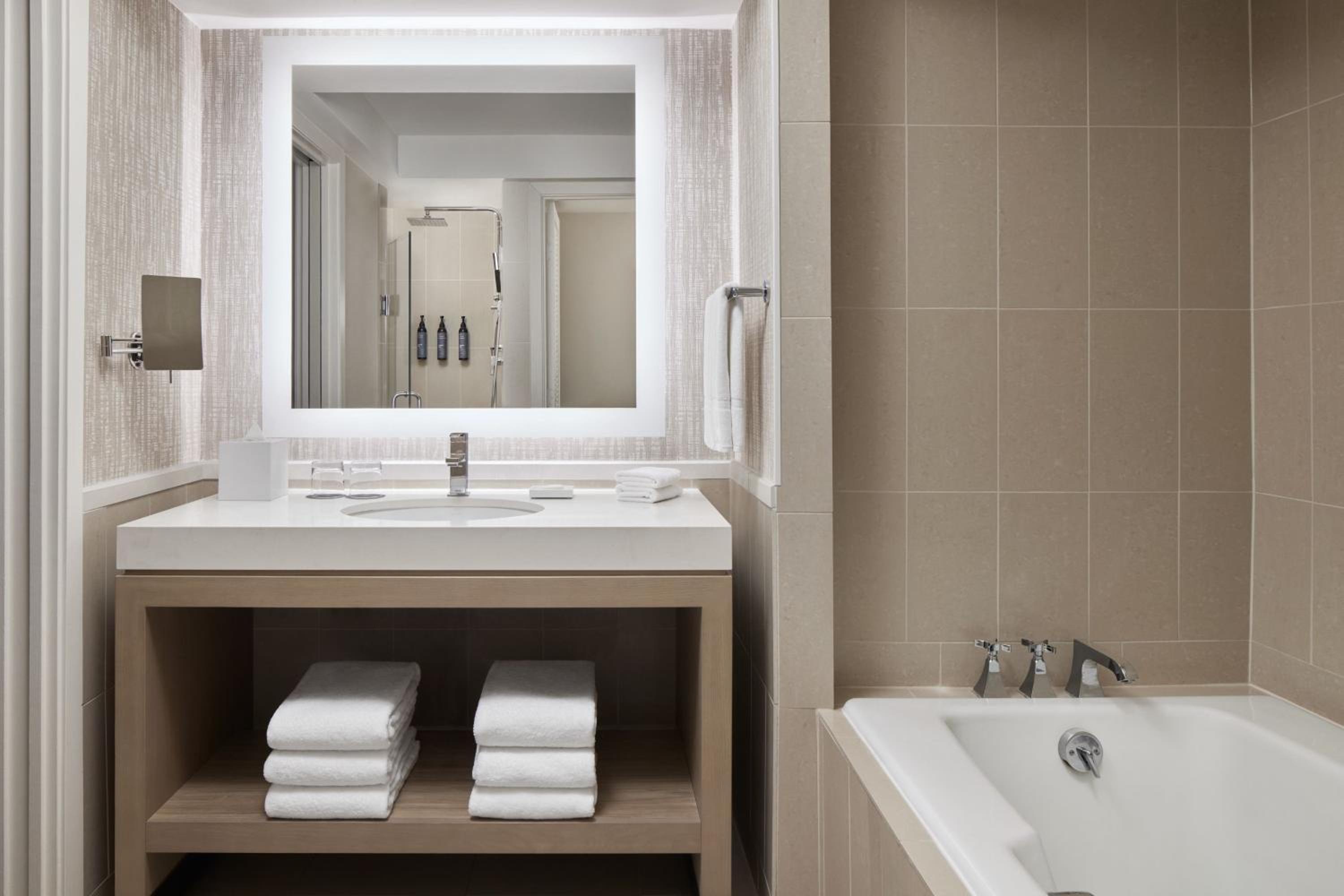 Traditional, Guest room, 1 King - Photo 7