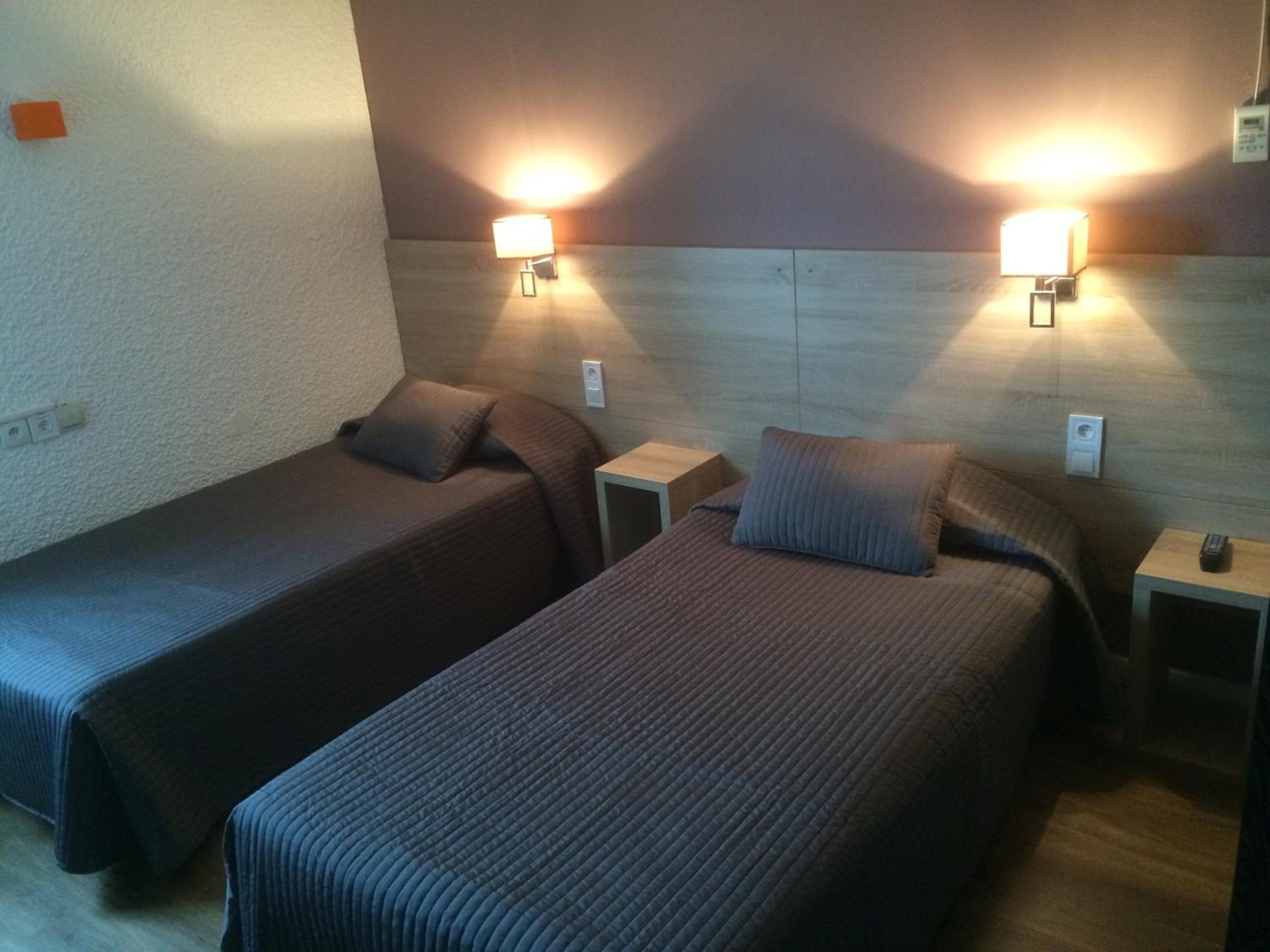 Standard Twin Room - Photo 5