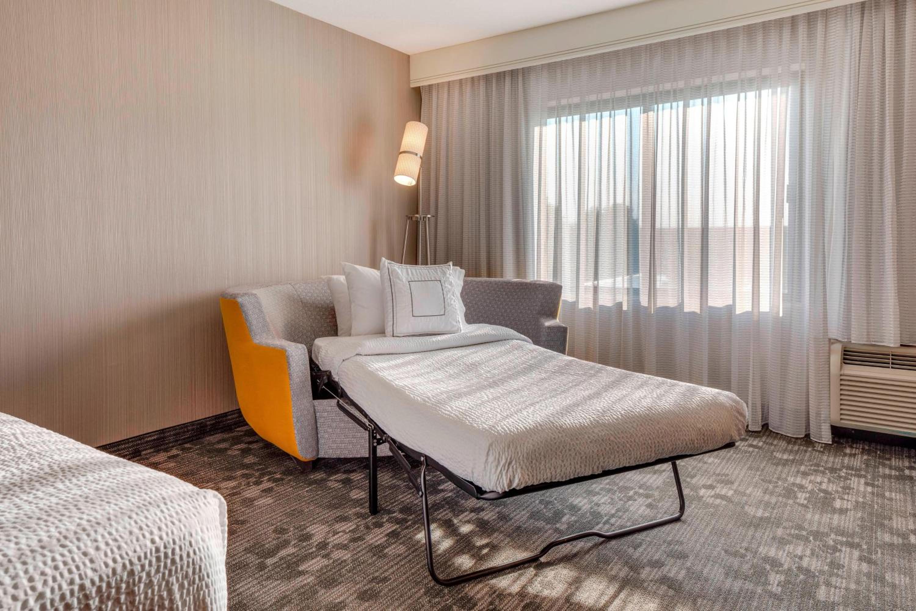 King Room with Sofa Bed - Photo 4