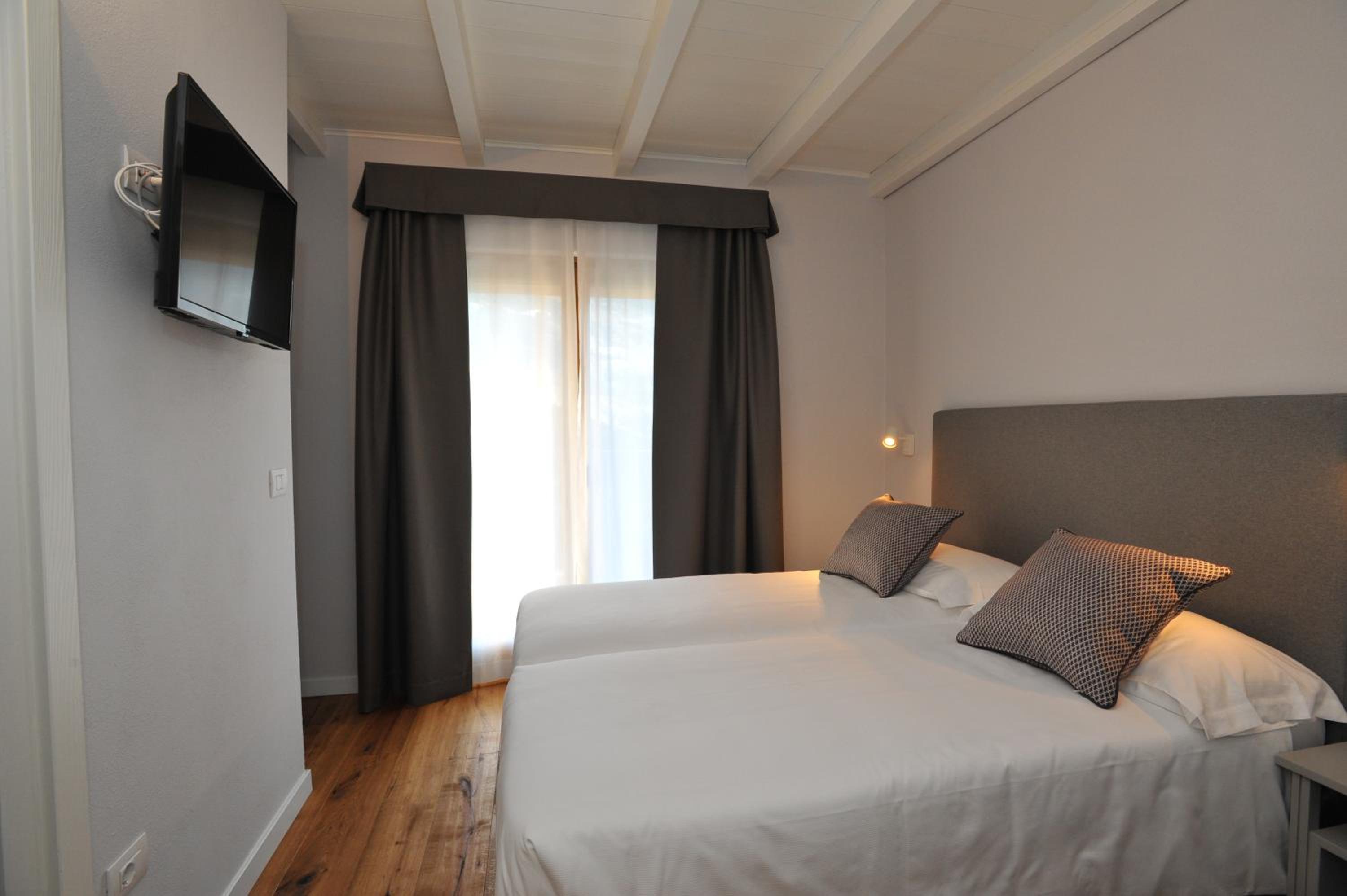 Economy Twin Room photo 2