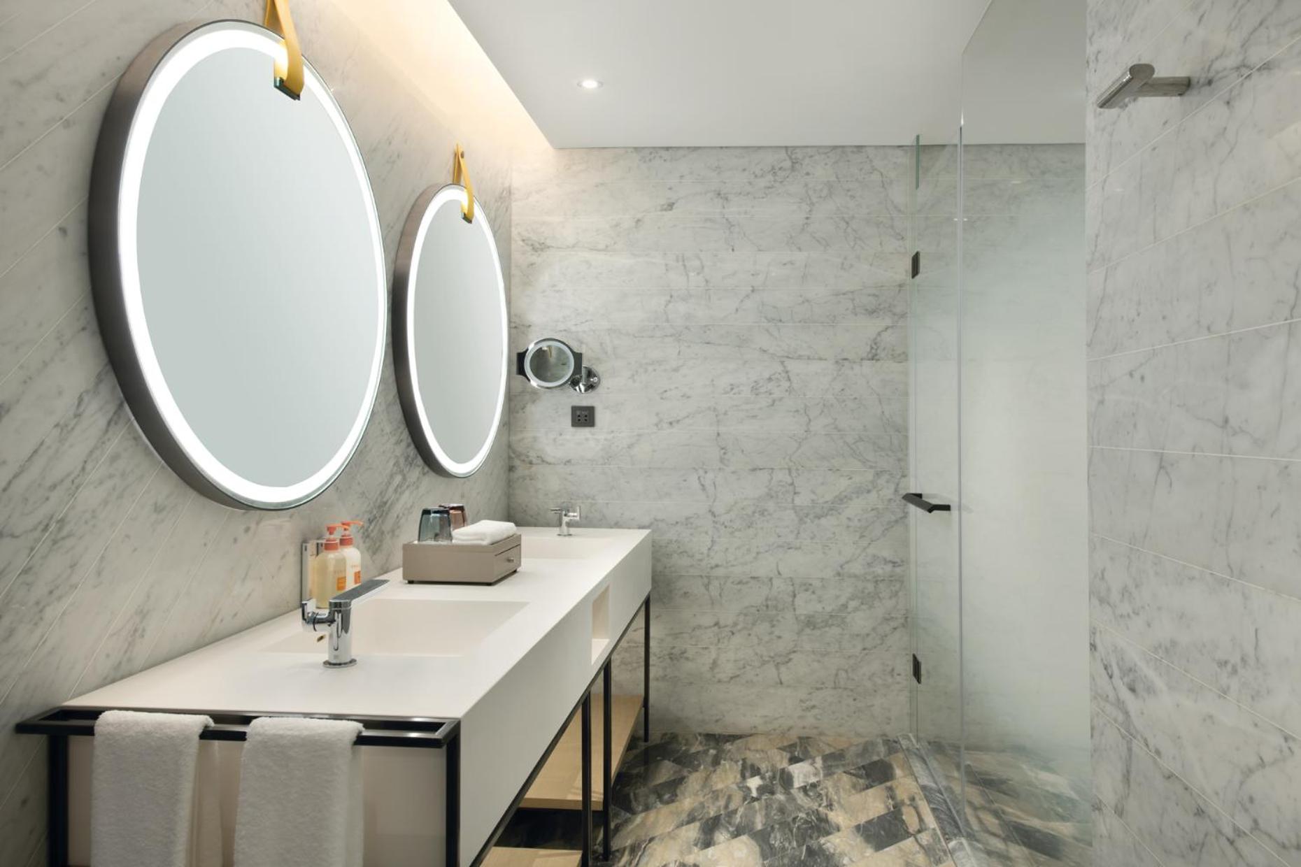 One-Bedroom Suite with River View - High Floor - Photo 3