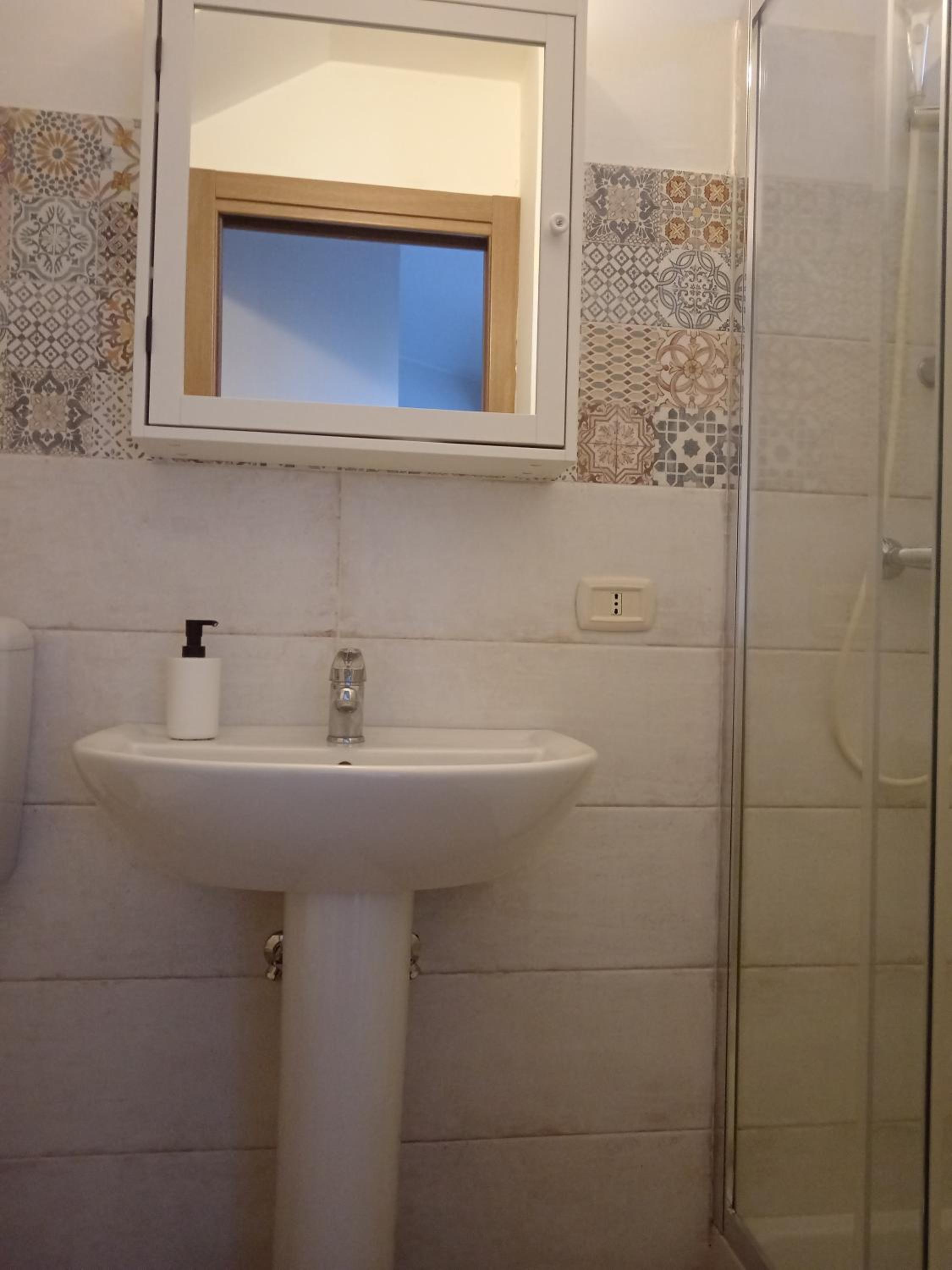 Double Room with Private Bathroom - Photo 3