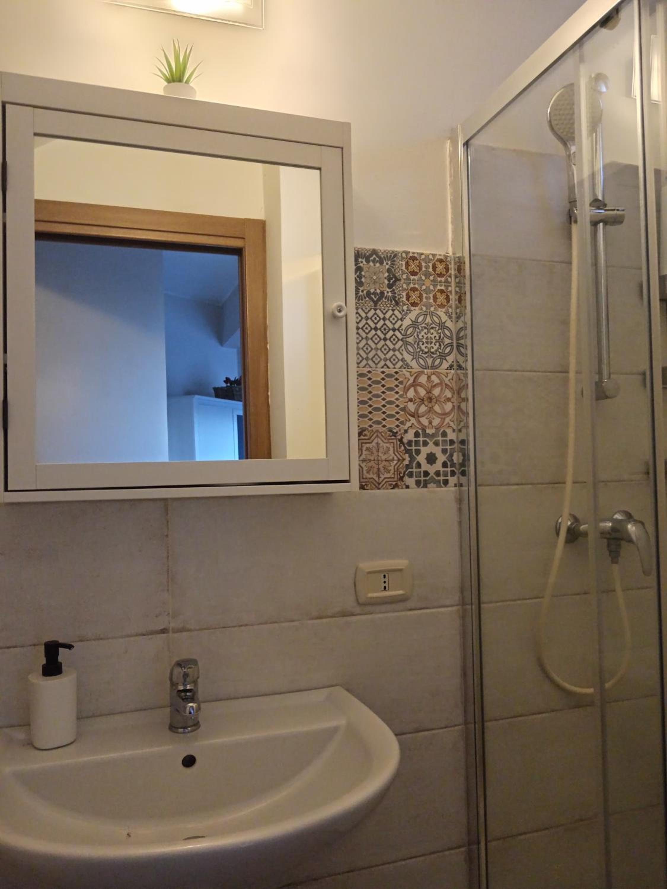 Double Room with Private Bathroom - Photo 4