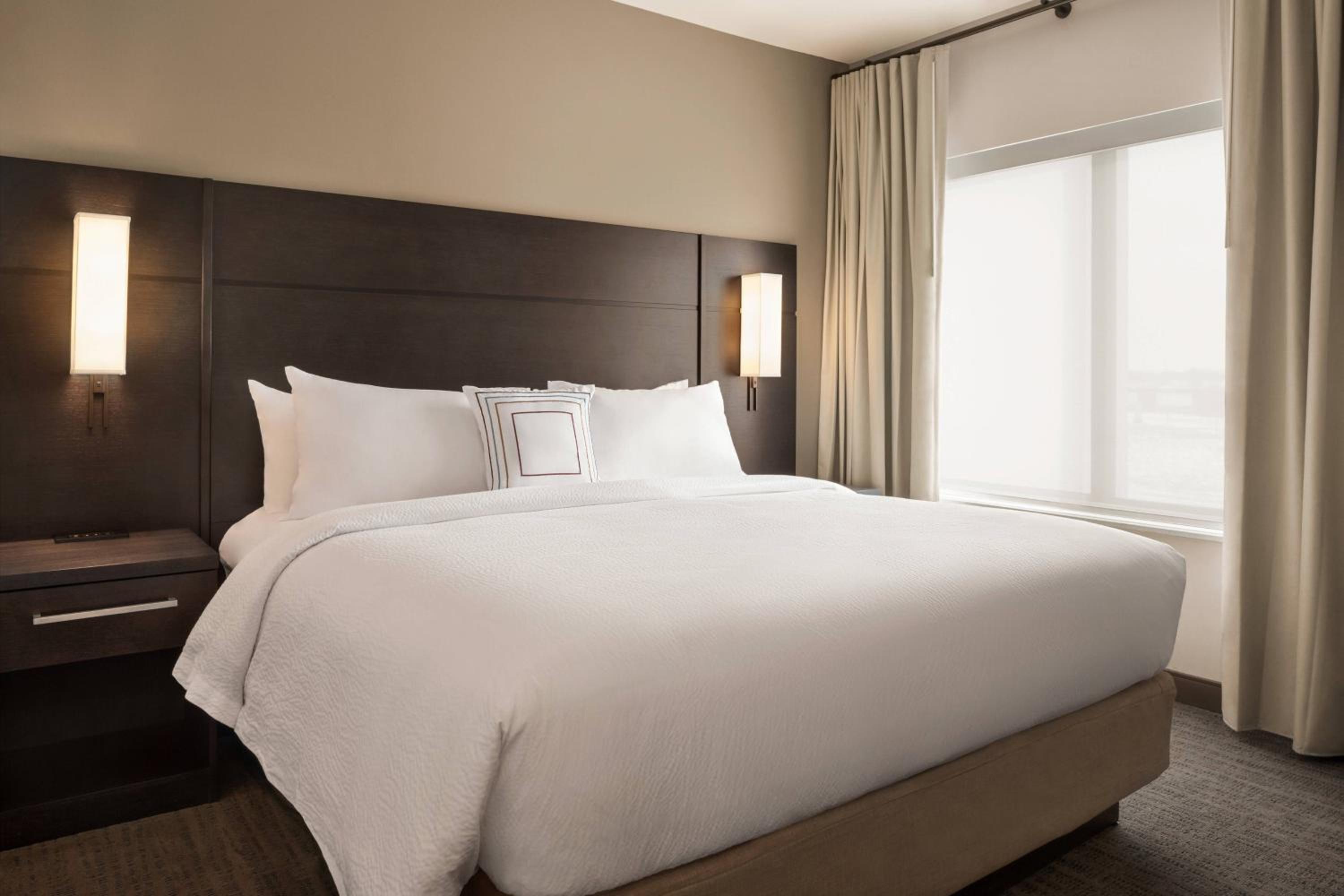 1 Bedroom Suite, 1 King, Sofa bed - Photo 6