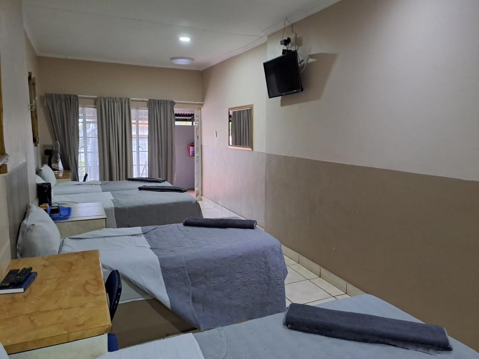 Quadruple Room with Private Bathroom photo 1