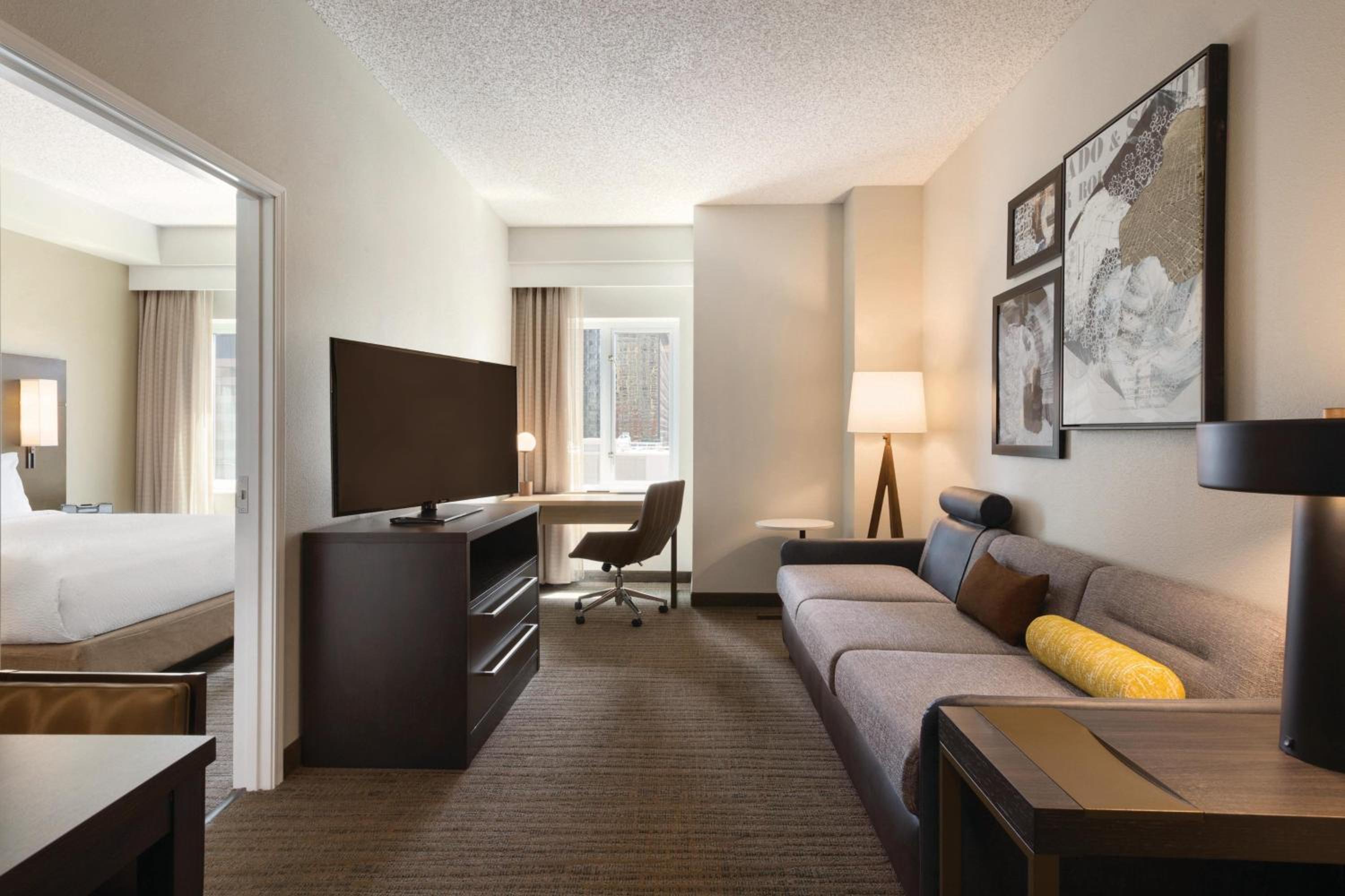 One-Bedroom Suite with City View - Photo 3